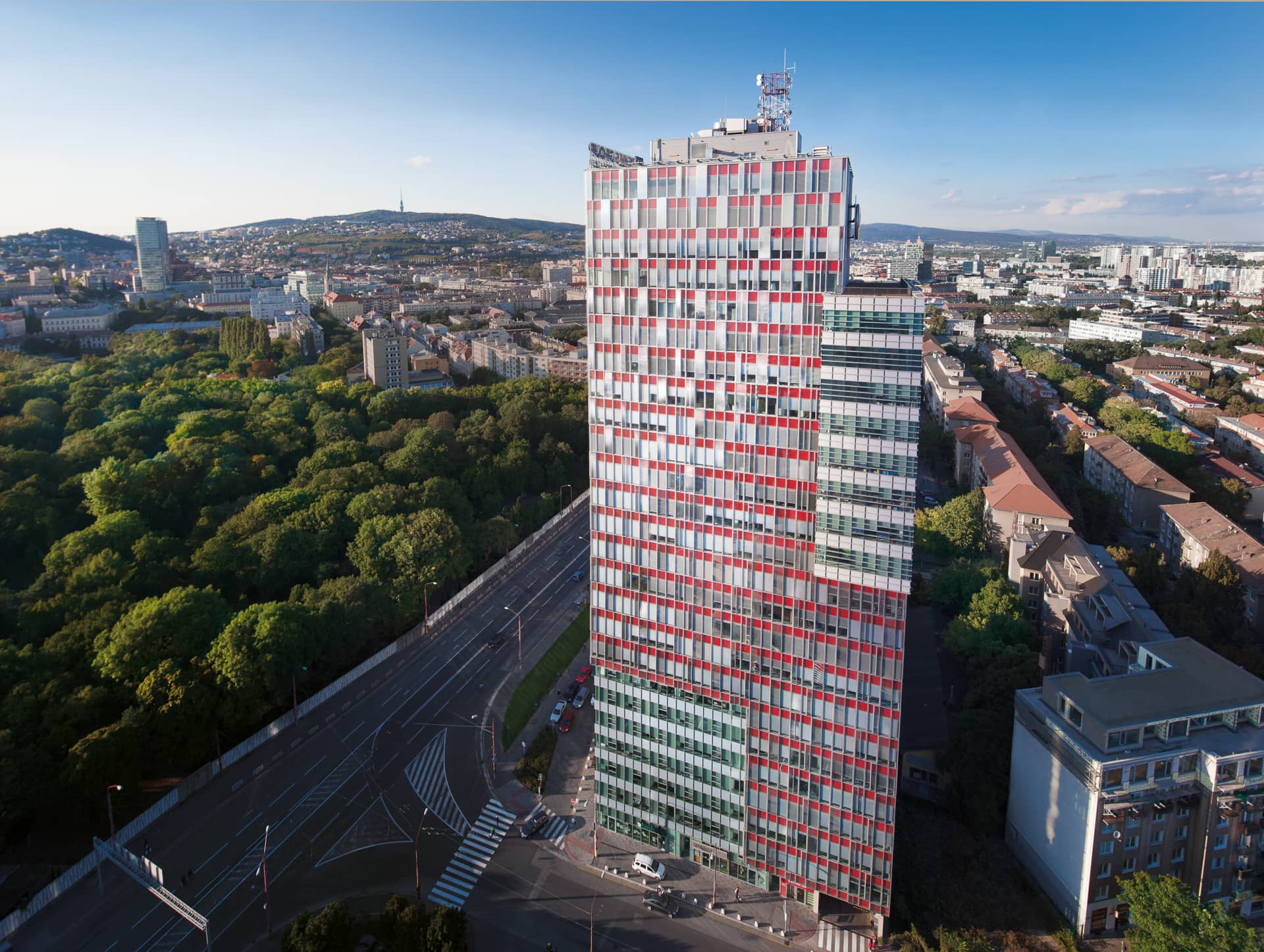 Veža City Business Center I (CBC I) na križovatke ulíc Karadžičova – Páričkova, dokončená v roku 2007