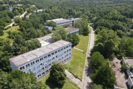 Bývalý školský areál Elektrovodu v Bratislave-Záhorskej Bystrici