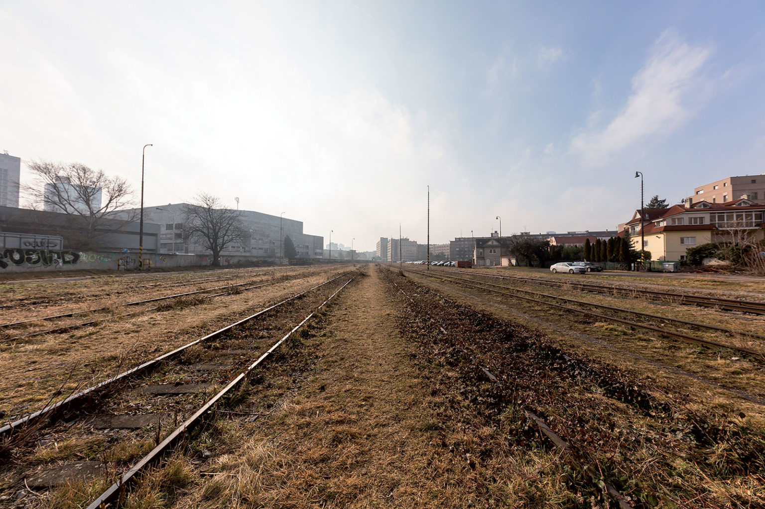 Bývalá železničná stanica Filiálka v Bratislave – pohľad smerom k Trnavskému mýtu. Fotografia spred niekoľkých rokov zachytáva aj komplex Istropolisu (vľavo)