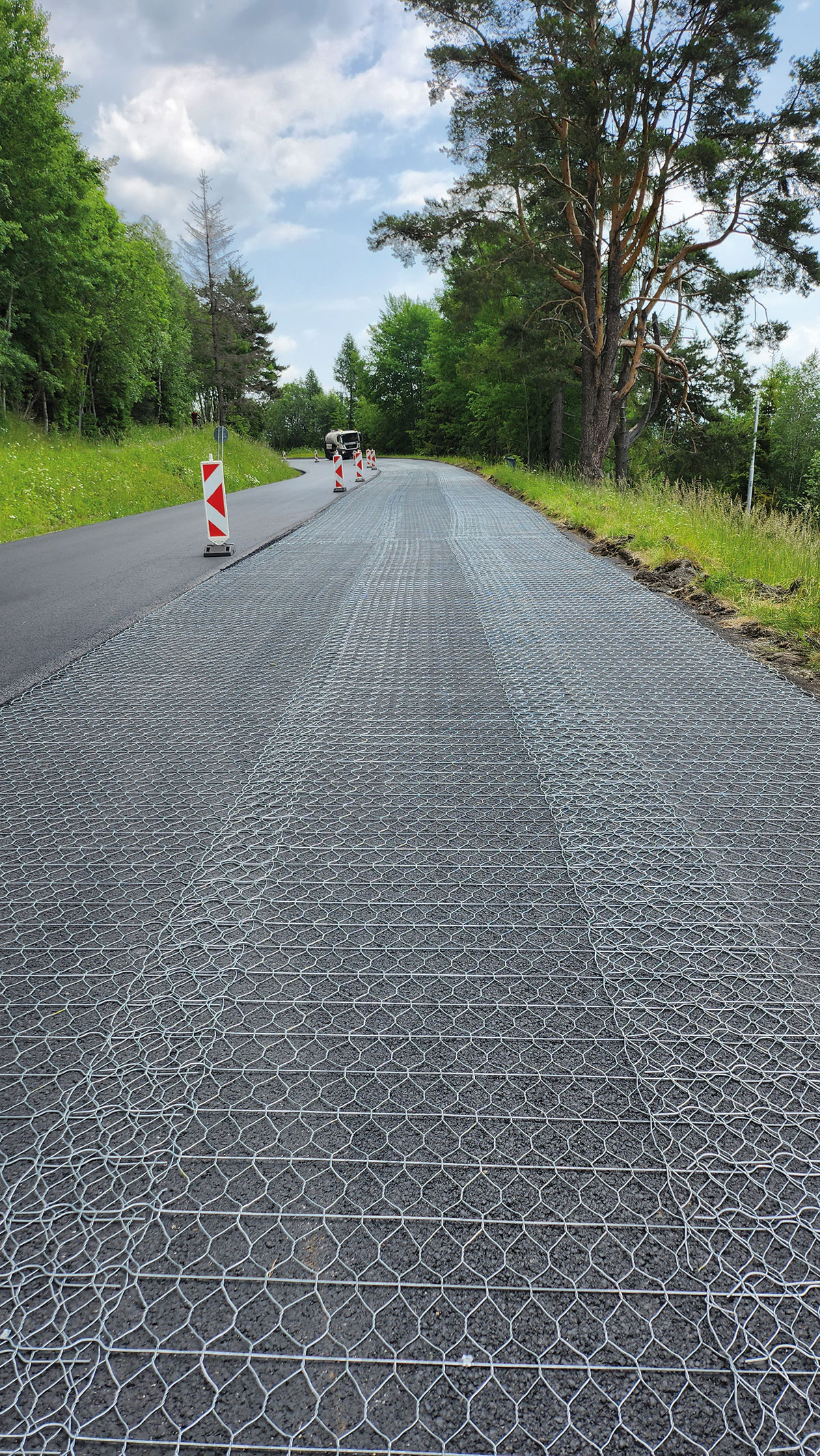 Ukladanie výstužnej siete RoadMesh® LGOmega na odfrézovanom podklade