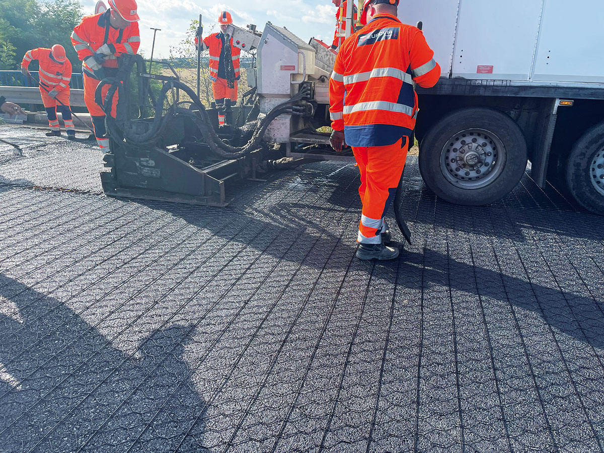 Uchytenie výstužnej siete RoadMesh® LG Omega k podkladu pomocou asfaltového kalu