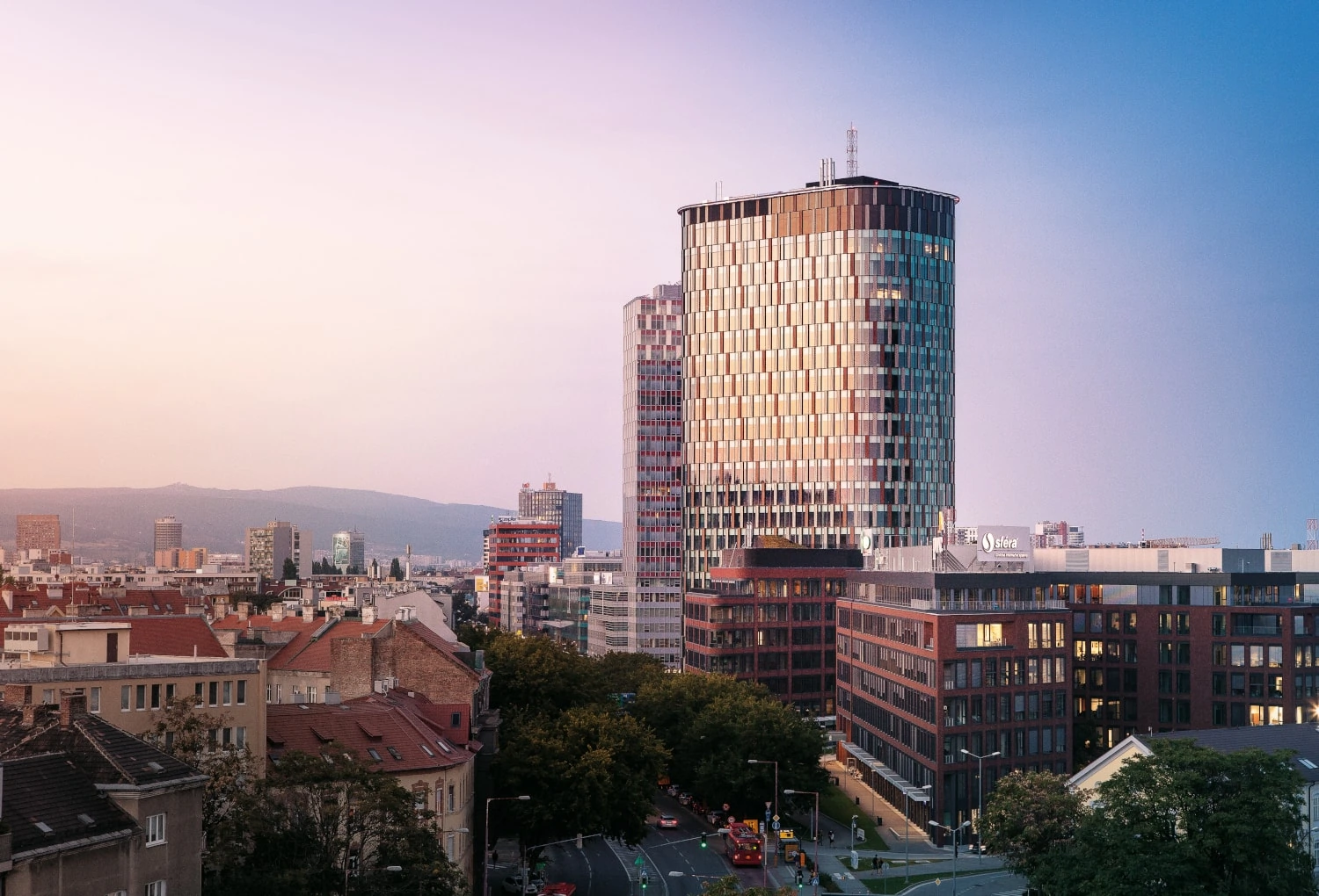 Projekt Twin City a veža Twin City Tower v novom bratislavskom downtowne. V pozadí veža CBC I