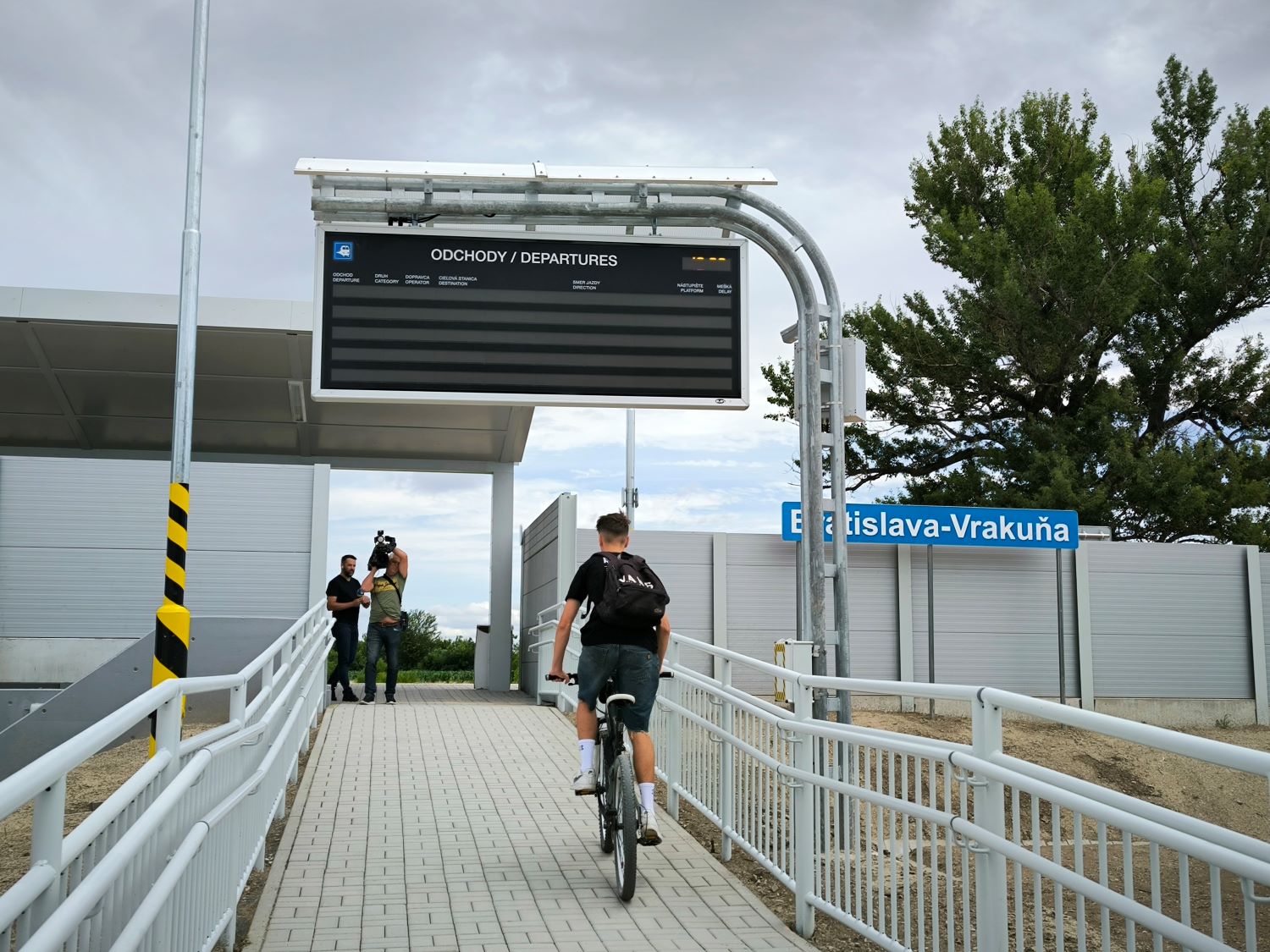 Na nástupište TIOP Vrakuňa v Bratislave je možné ísť na bicykli i pešo.