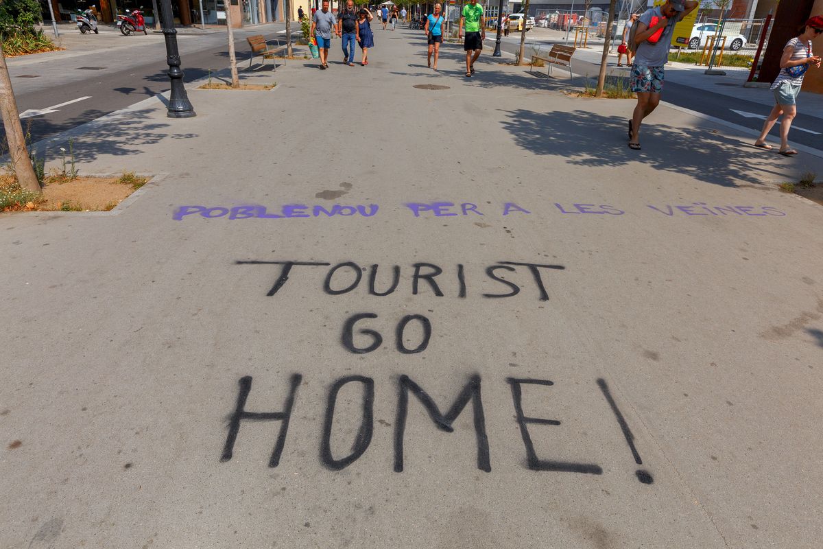 Na turistov vyháňajúce nápisy v Barcelone narazíte čoraz častejšie. 