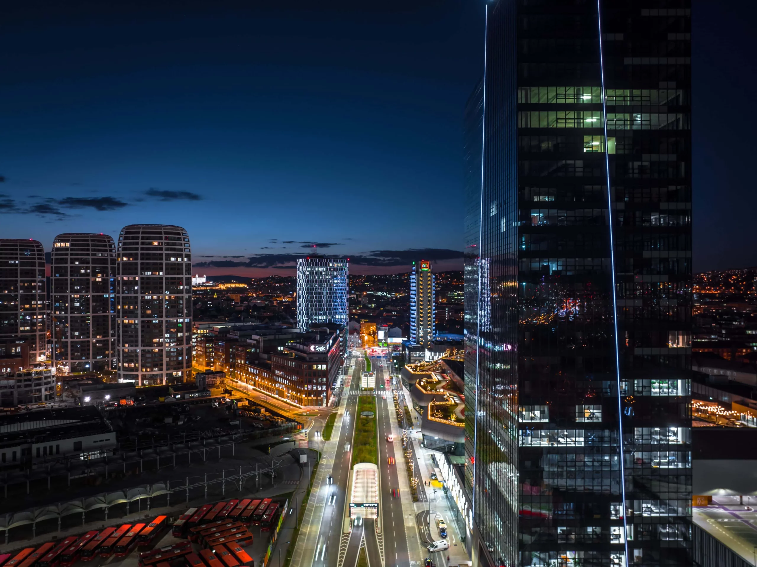 Večerný pohľad na vežu Nivy Tower, ale aj na ulicu Mlynské Nivy či nový downtown