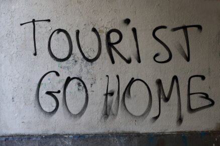Na turistov vyháňajúce nápisy v Barcelone narazíte čoraz častejšie.