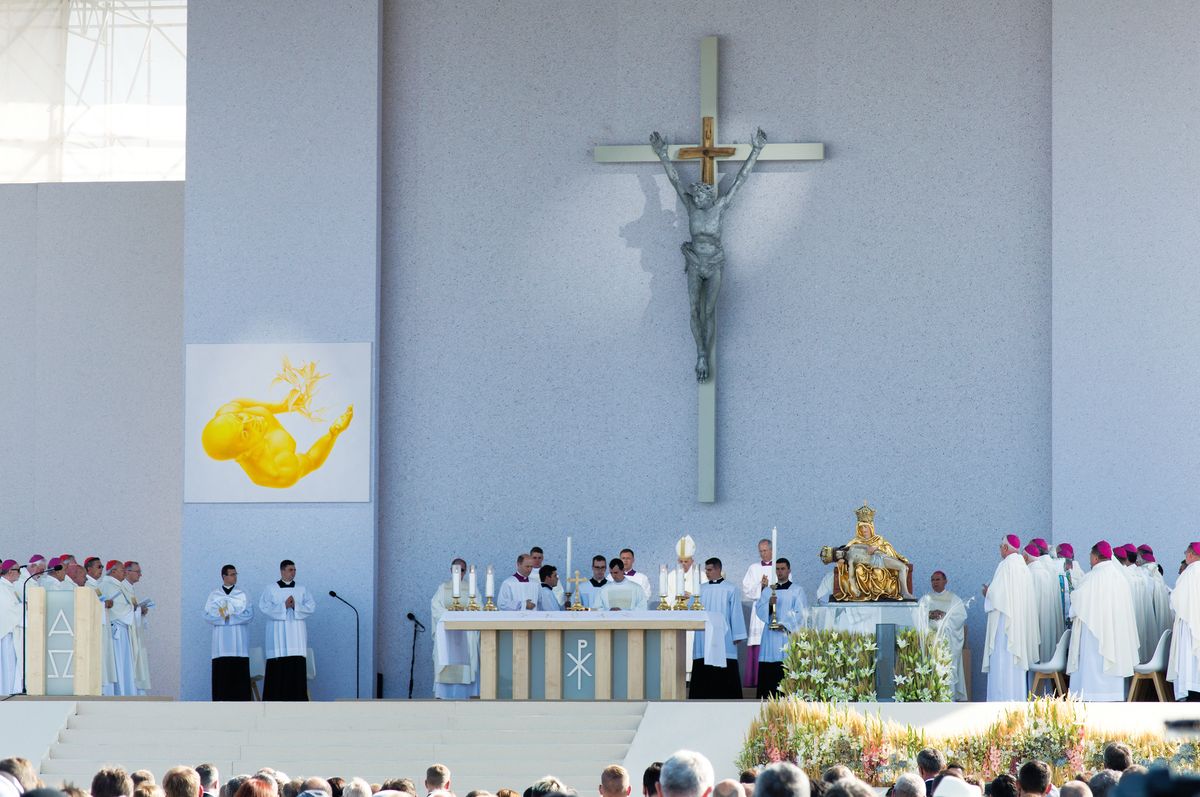 Liturgický priestor pre pontifikálnu omšu pápeža Františka, Šaštín. Autori: Michal Bogár, Mária Bogárová, Ema Ruhigová, Roman Ruhig. Realizácia: 2021.