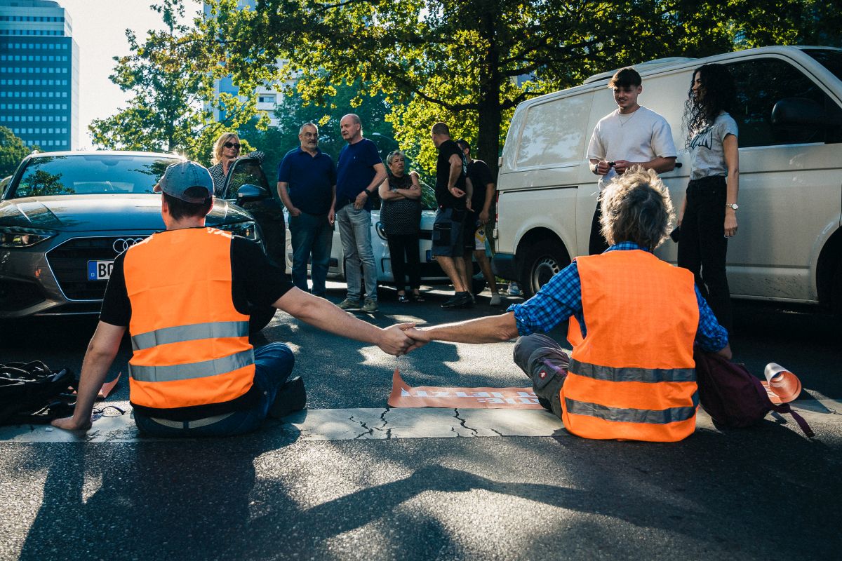 Zelený radar: Aktivisti z Poslednej generácie neprestali s lepením sa k asfaltu, ako sľubovali | ASB.sk