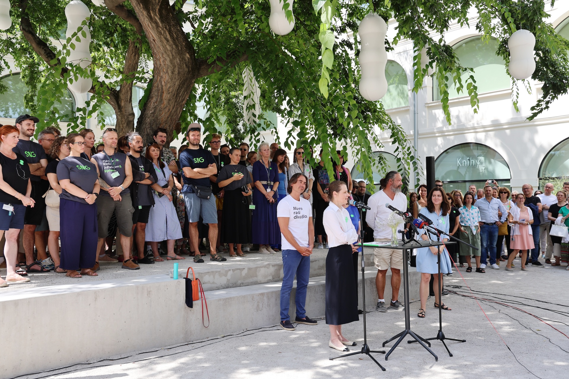 Tlačová konferencia na nádvorí SNG v stredu 7. augusta po odvolaní generálnej riaditeľky Alexandy Kusej. Tlačovej konferencie sa zúčastnil aj odvolaný riaditeľ SND, Matej Drlička