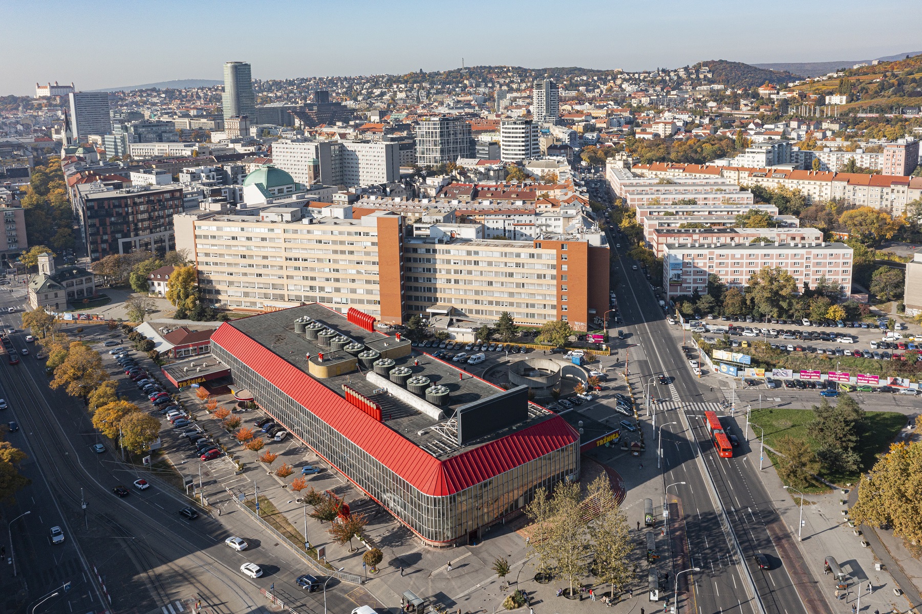 Nová tržnica na Trnavskom mýte - na streche budovy sa ešte nachádzala veľkoplošná reklamná obrazovka