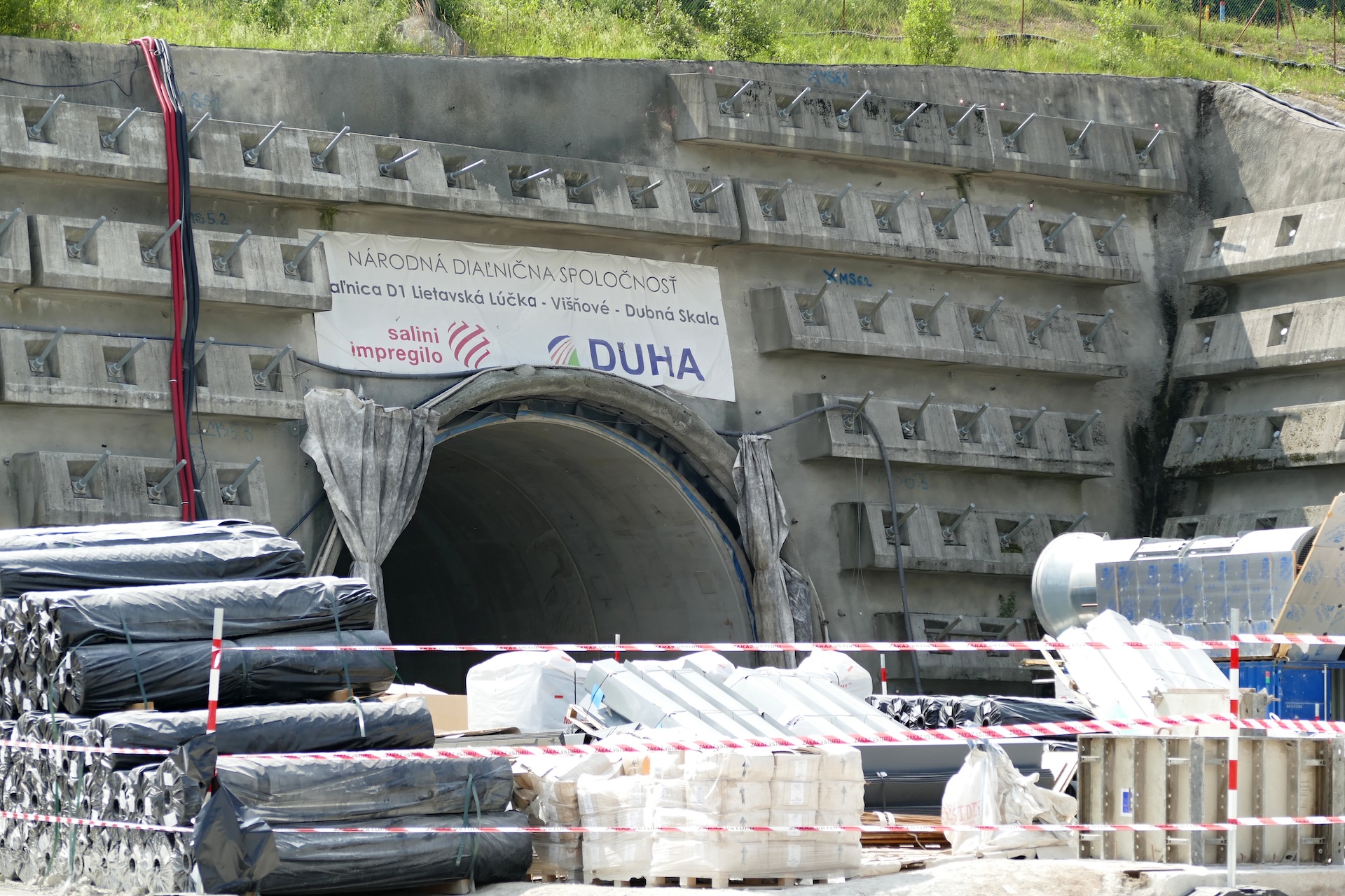 Nedokončený tunel Višňové na úseku D1 Lietavská Lúčka - Višňové - Dubná skala