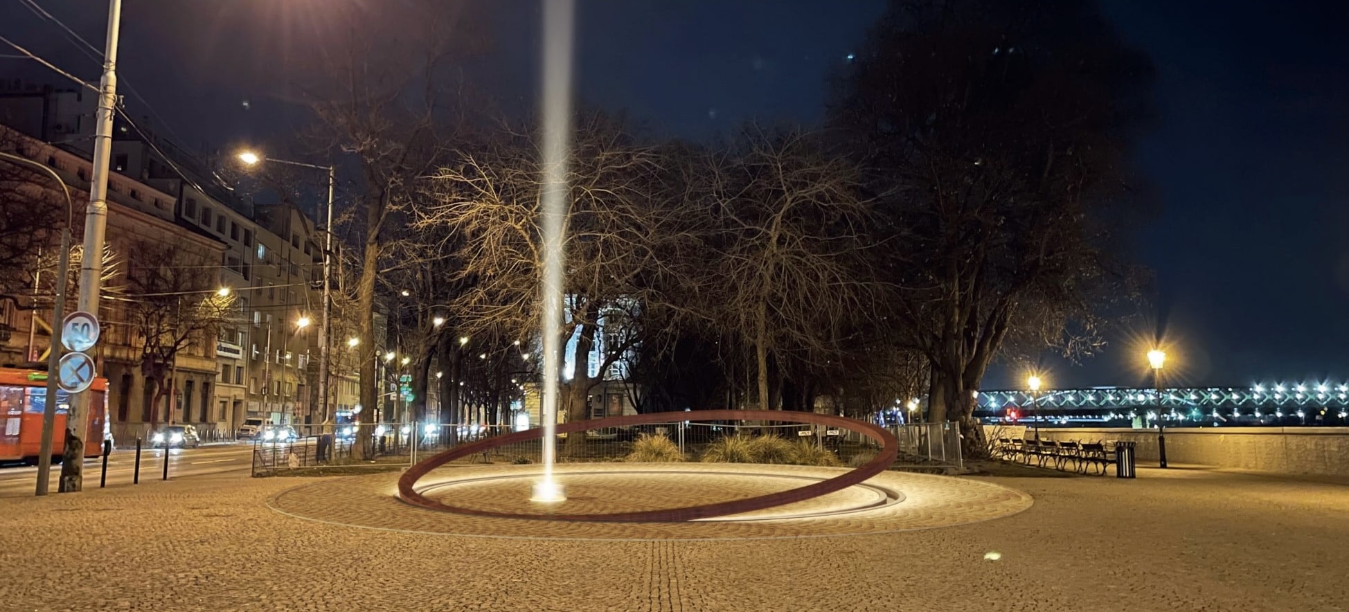 Vo výtvarnej súťaži napokon zvíťazil návrh sochára Mareka Kvetána, ktorého dielo sa zrealizovalo na Rázusovom nábreží.