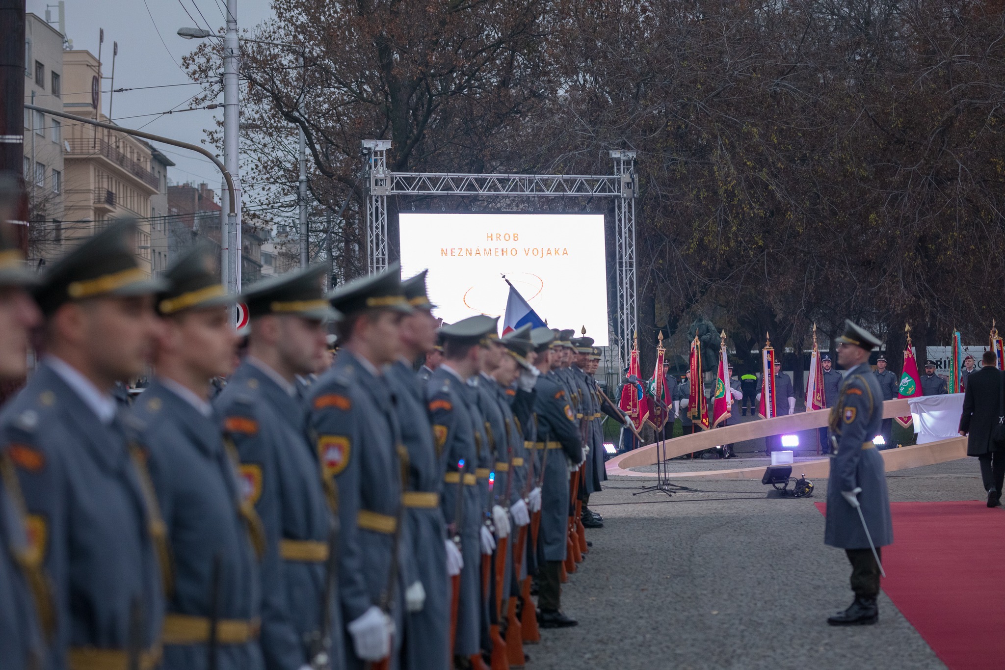 Na slávnostnej ceremónii v decembri roku 2022 sa vojaci, politici aj hostia tlačili na malom priestore pred pamätníkom.