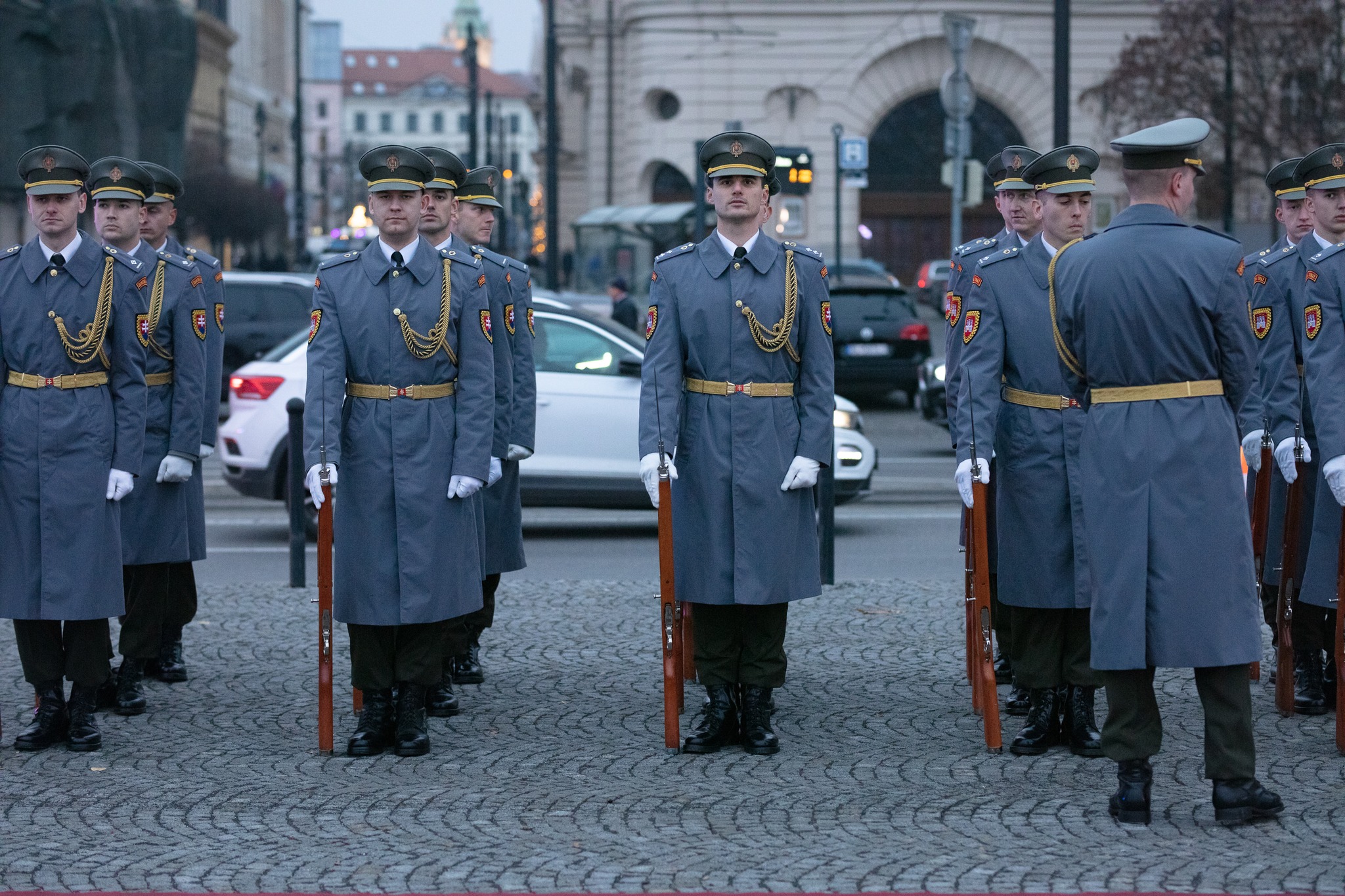 Na slávnostnej ceremónii v decembri roku 2022 sa vojaci, politici aj hostia tlačili na malom priestore pred pamätníkom.