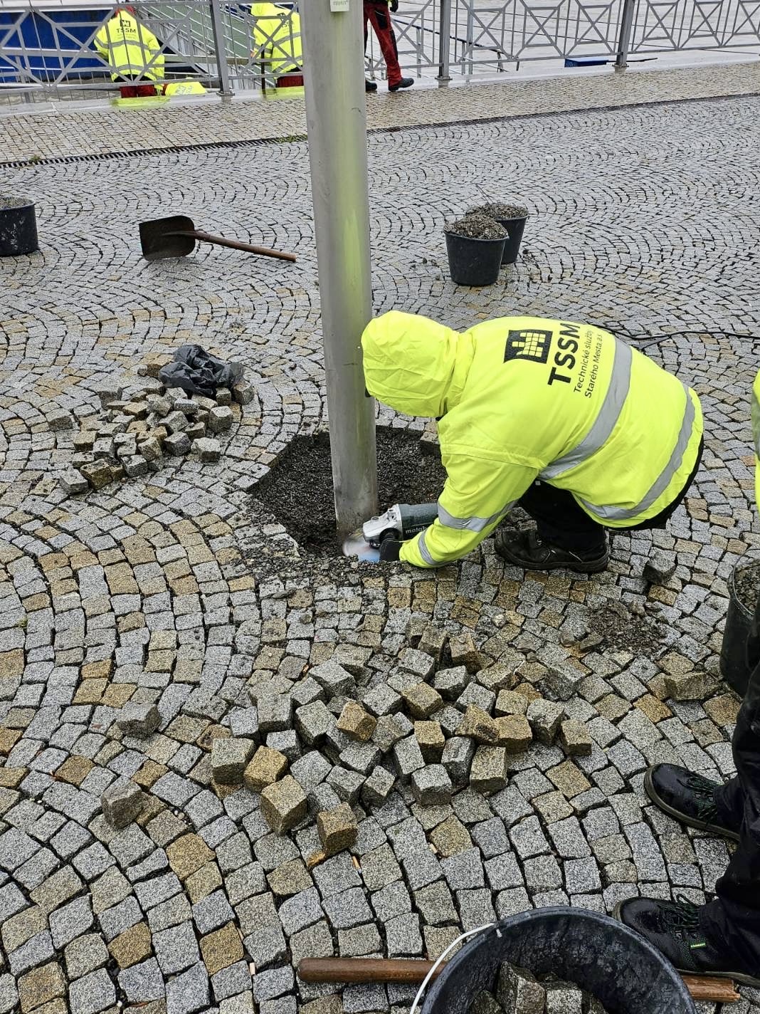 Stožiare, ktoré boli súčasťou hrobu neznámeho vojaka, bránili v osadení protipovodňových zábran a museli byť zrezané.