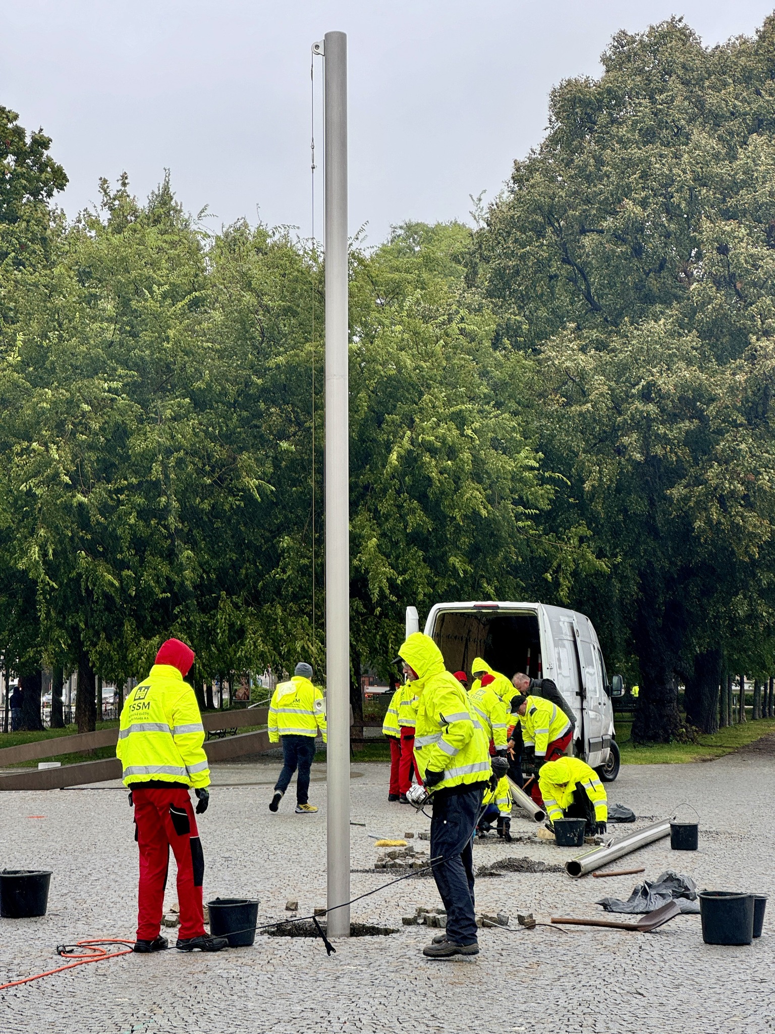 Stožiare, ktoré boli súčasťou hrobu neznámeho vojaka, bránili v osadení protipovodňových zábran a museli byť zrezané.