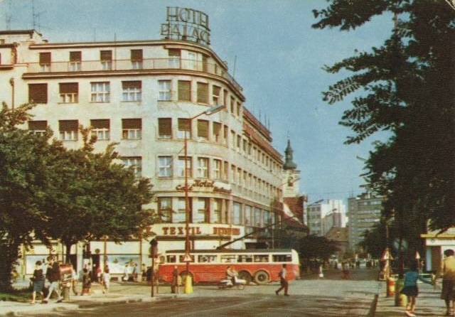 Historická fotografia hotela Palace na rohu Obchodnej a Poštovej ulice v centre Bratislavy - 70. roky