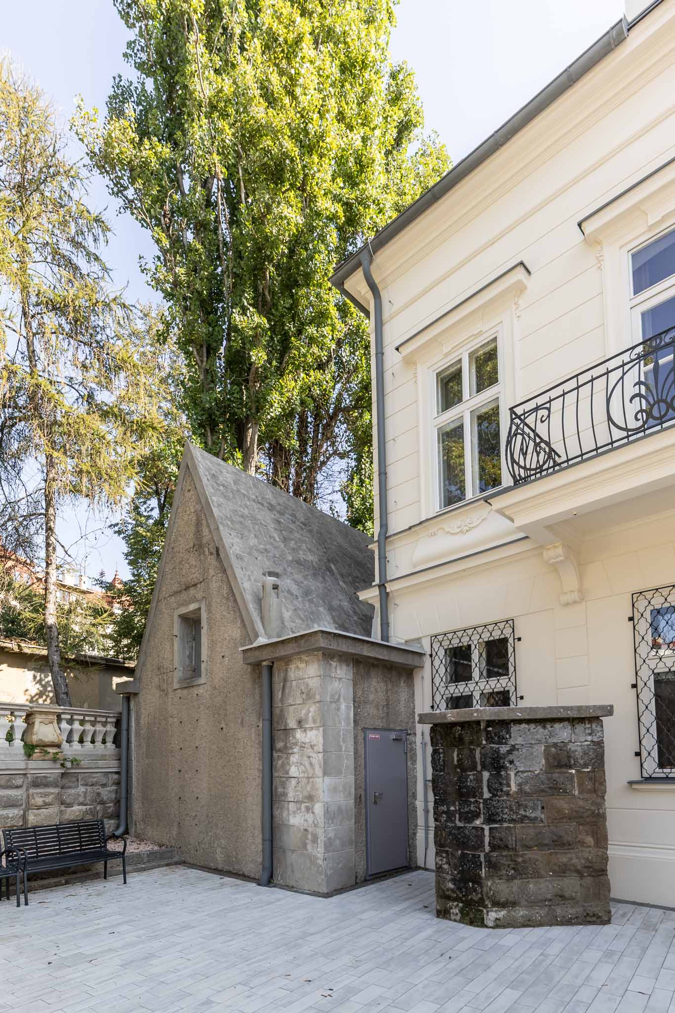 Zrekonštruovaný Georgievitsov palác, nazývaný Dom hudby - nádvorie a protiletecký kryt (v strede)