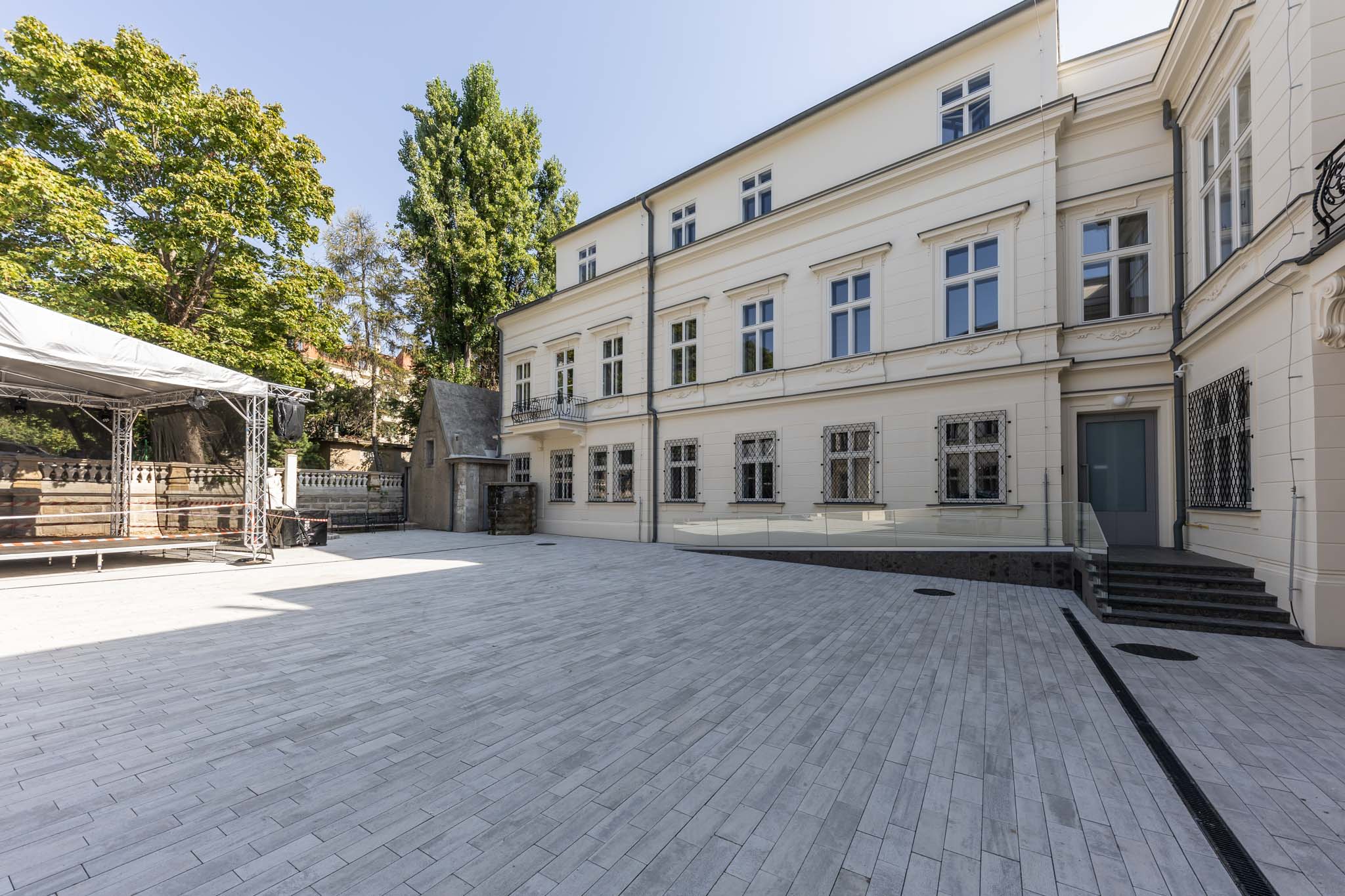 Zrekonštruovaný Georgievitsov palác, nazývaný Dom hudby - nádvorie