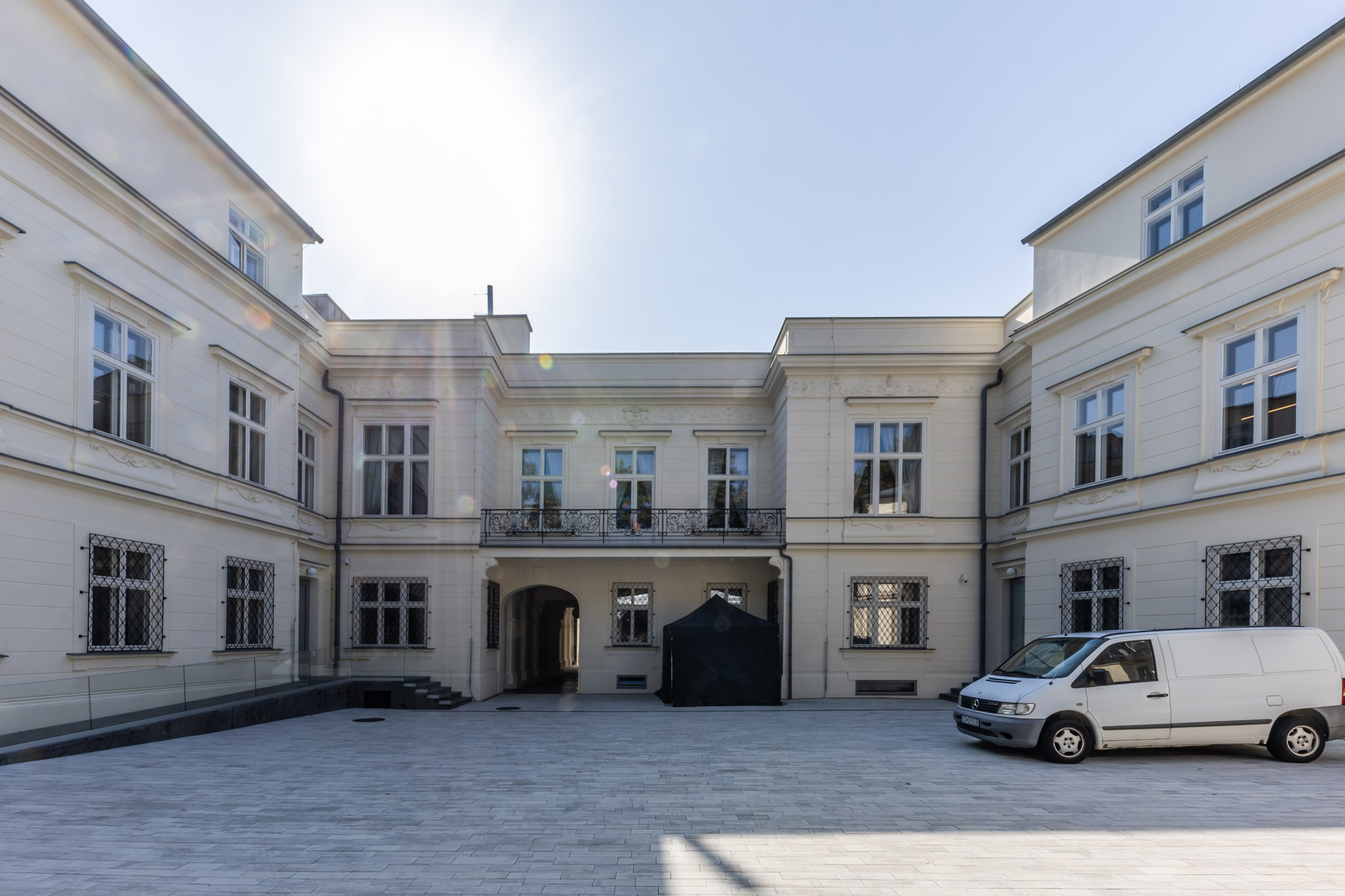 Zrekonštruovaný Georgievitsov palác, nazývaný Dom hudby - nádvorie