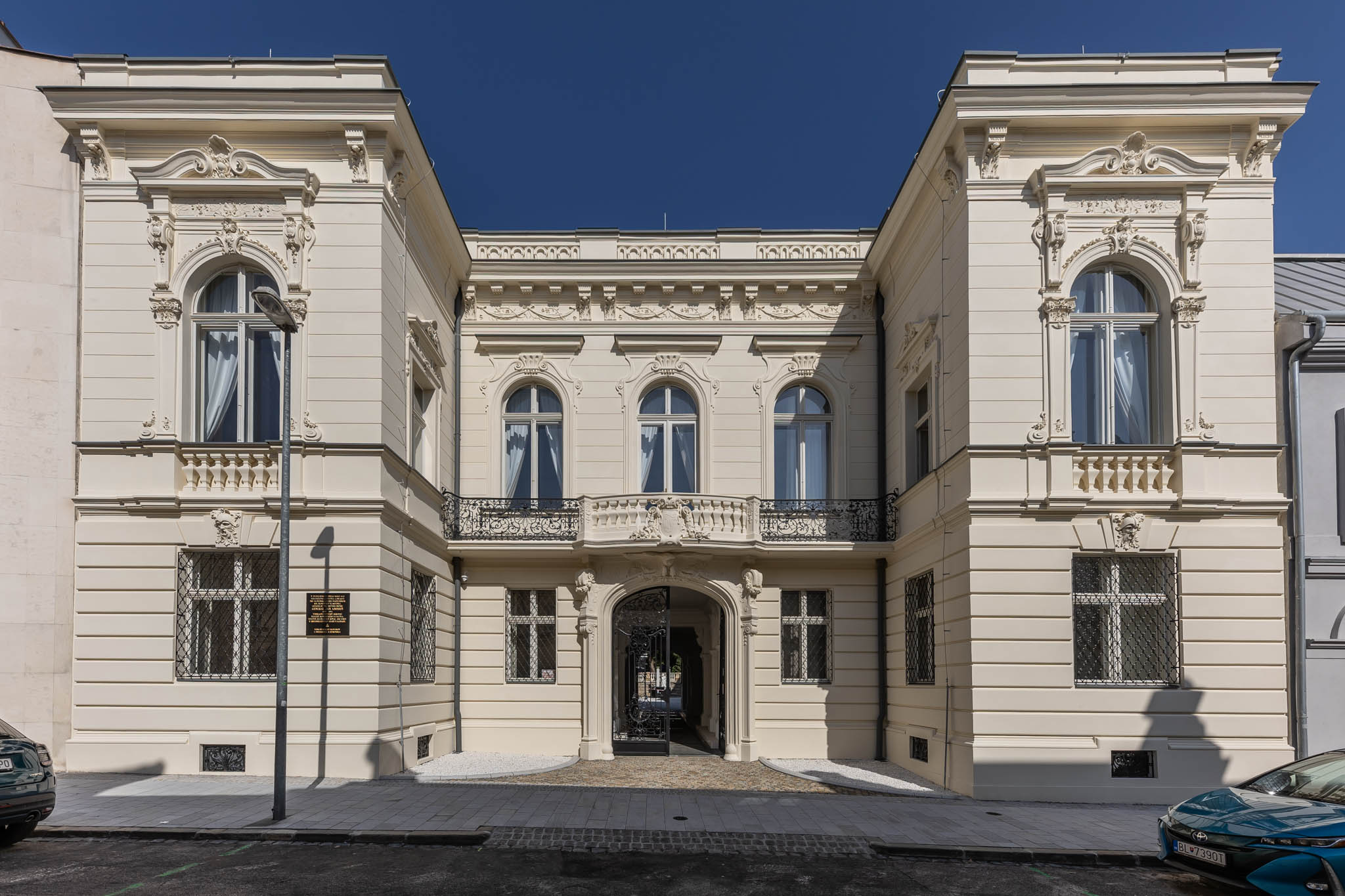 Zrekonštruovaný Georgievitsov palác, nazývaný Dom hudby - uličná časť z Panenskej ulice