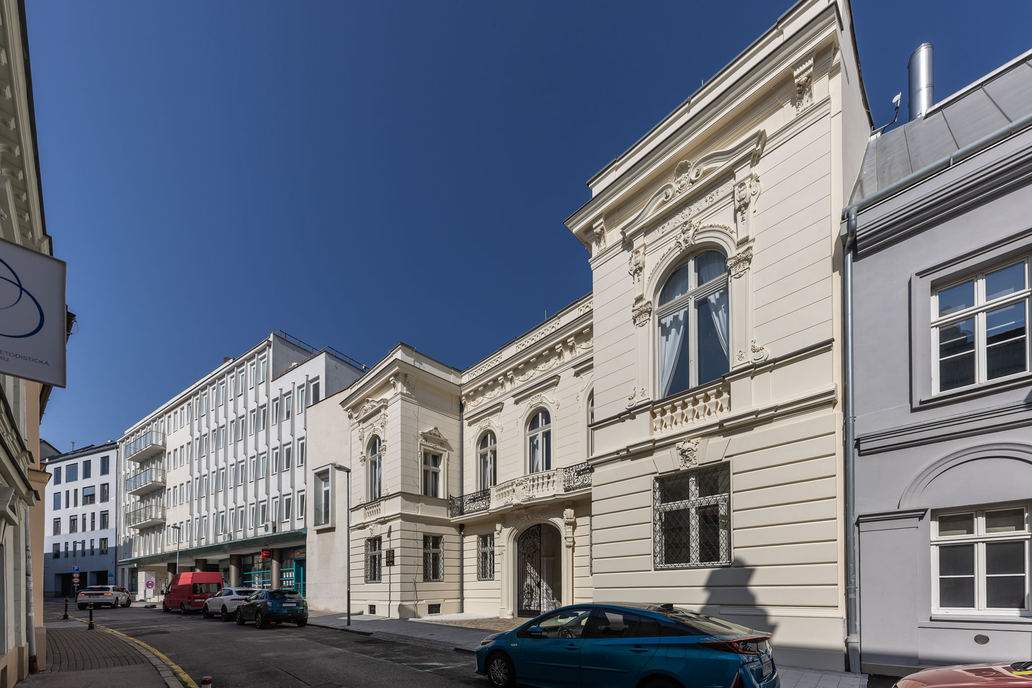 Zrekonštruovaný Georgievitsov palác, nazývaný Dom hudby - uličná časť fasády z Panenskej ulice