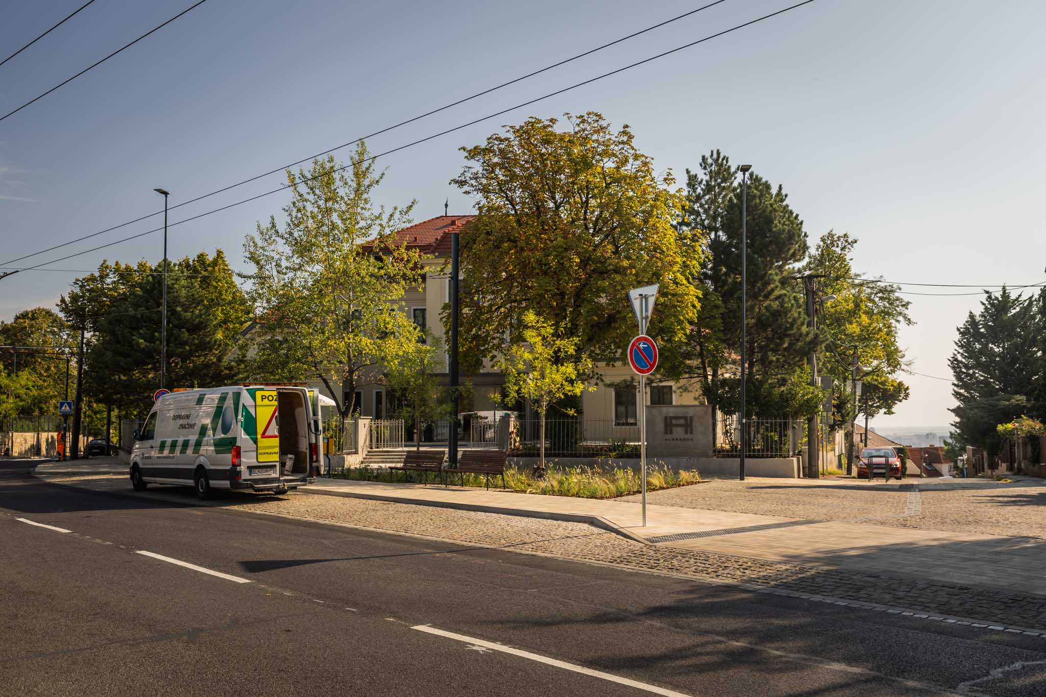 Revitalizovaný priestor na Mudroňovej ulici v Starom Meste