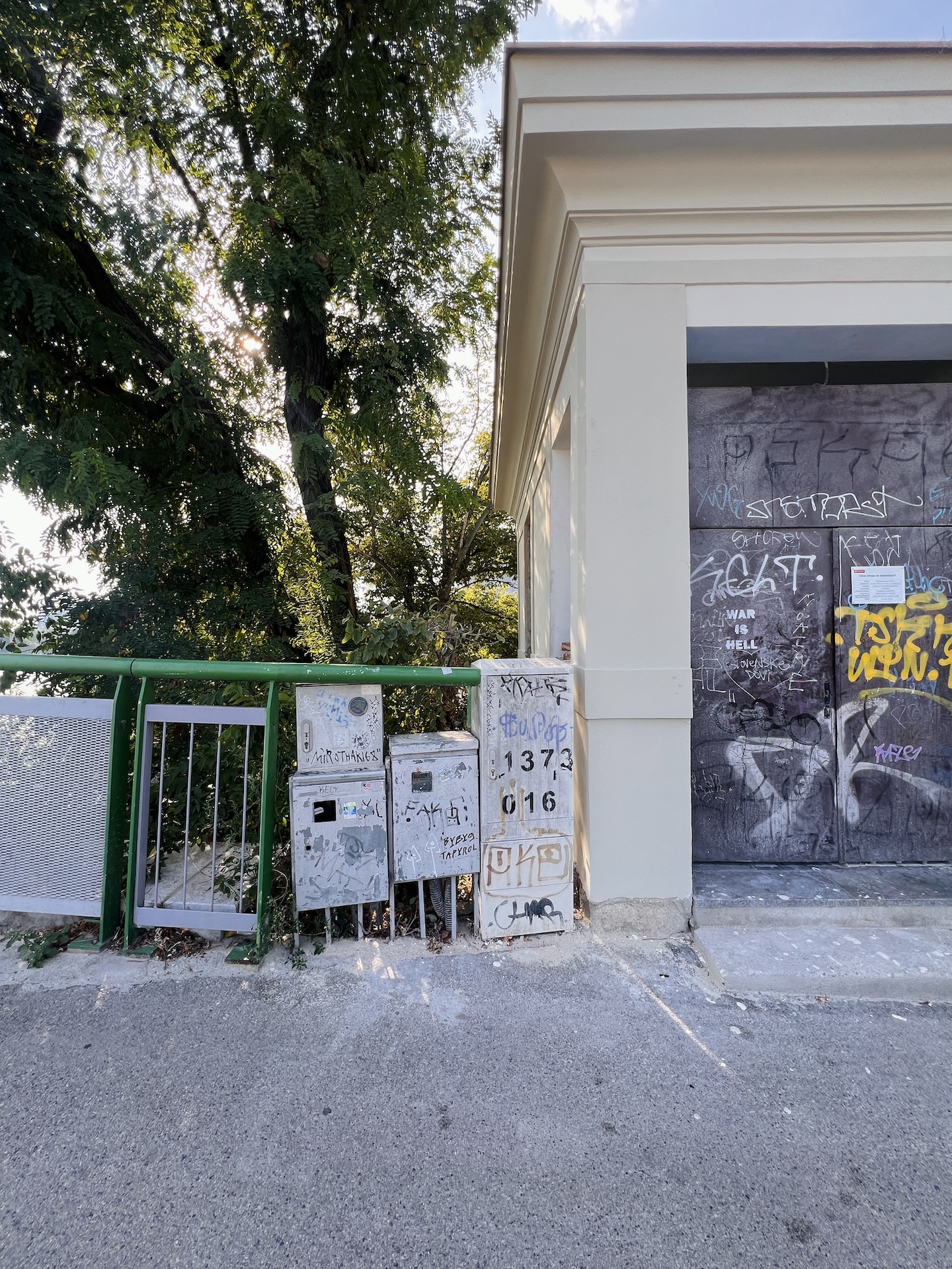 Verejný priestor mýtneho domčeka je v nedostatočnom stave - rozvodné a elektrické skrinky sú počmárané grafitmi a olupuje sa z nich farba. Vstupné dvere sa pravdepodobne po dokončení rekonštrukcie vyčistia alebo vymenia.