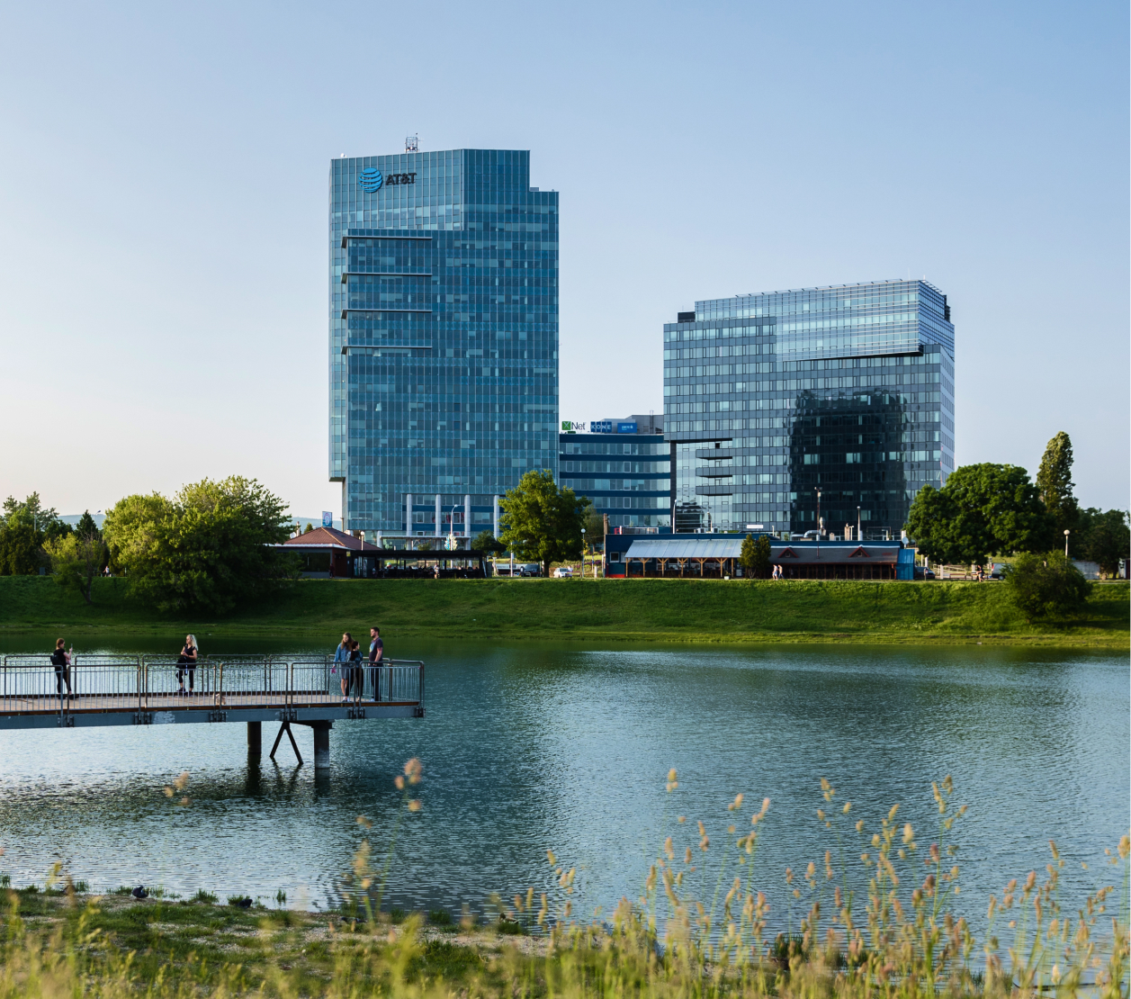 Prvá etapa (vyššia budova vľavo) a druhá etapa (objekt vpravo) projektu Lakeside Park 