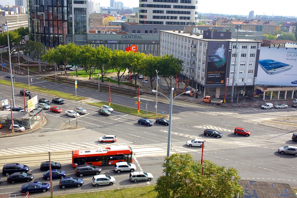 Aktuálny stav križovatky Trnavského mýta. Lokalite dominuje najmä automobilová doprava, čo sa realizáciou Nového Istropolisu môže zmeniť