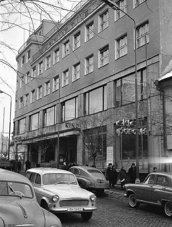 Historická fotografia hotela Palace z 80. rokov - kino Čas a bistro Gurmán, ktoré sa nachádzalo za výkladmi pod neónovým nápisom Sklo porcelán 