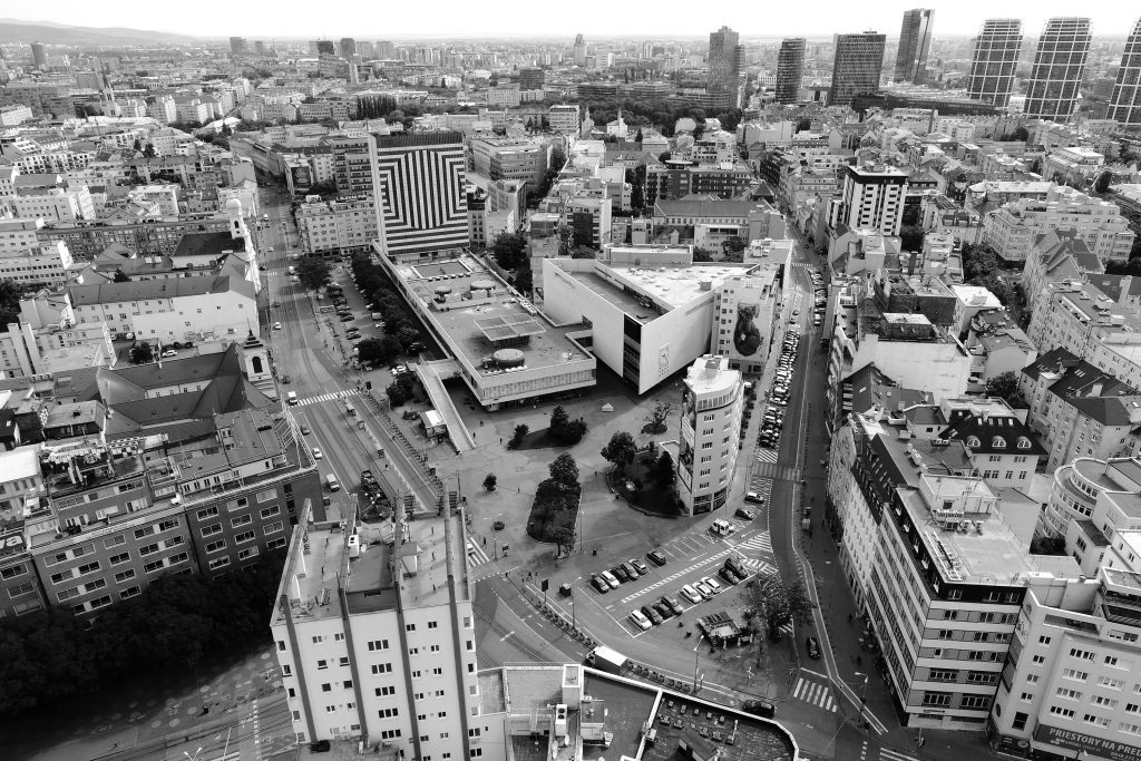 Aktuálna podoba Kamenného námestia. V pozadí vidieť rozvíjajúci sa downtown