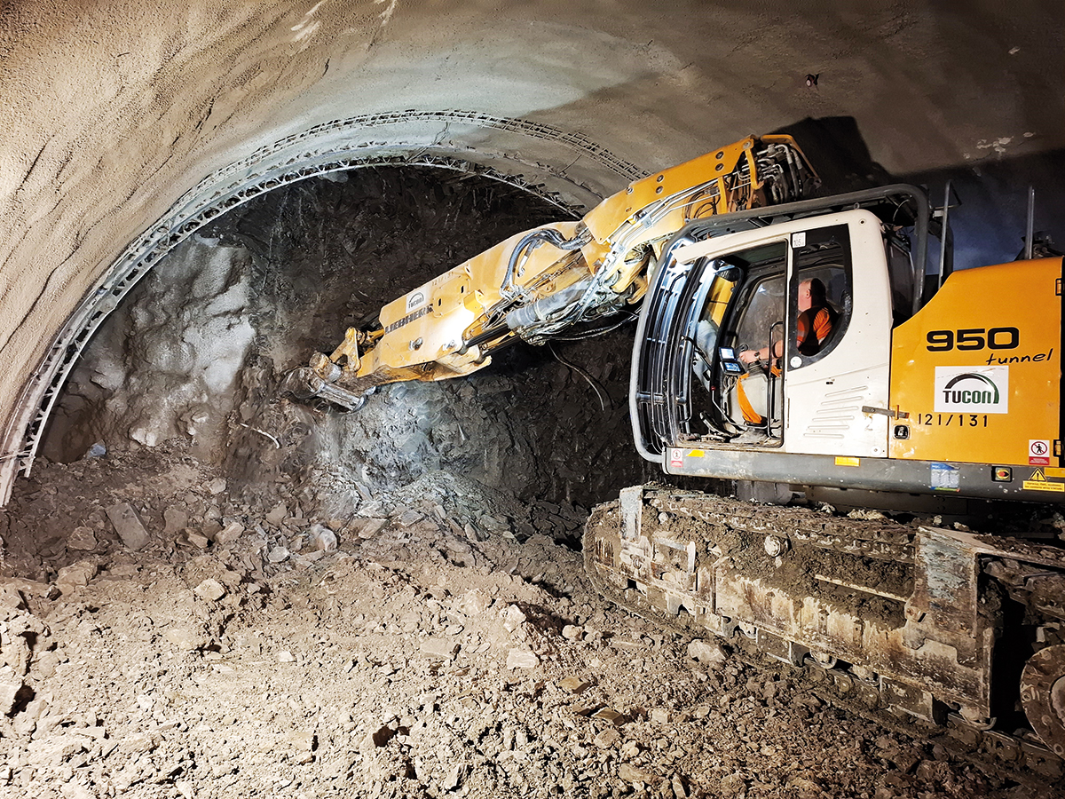 Obr. 5 Tunel Okruhliak – otváranie záberu tunelbagrom v ľavej tunelovej rúre