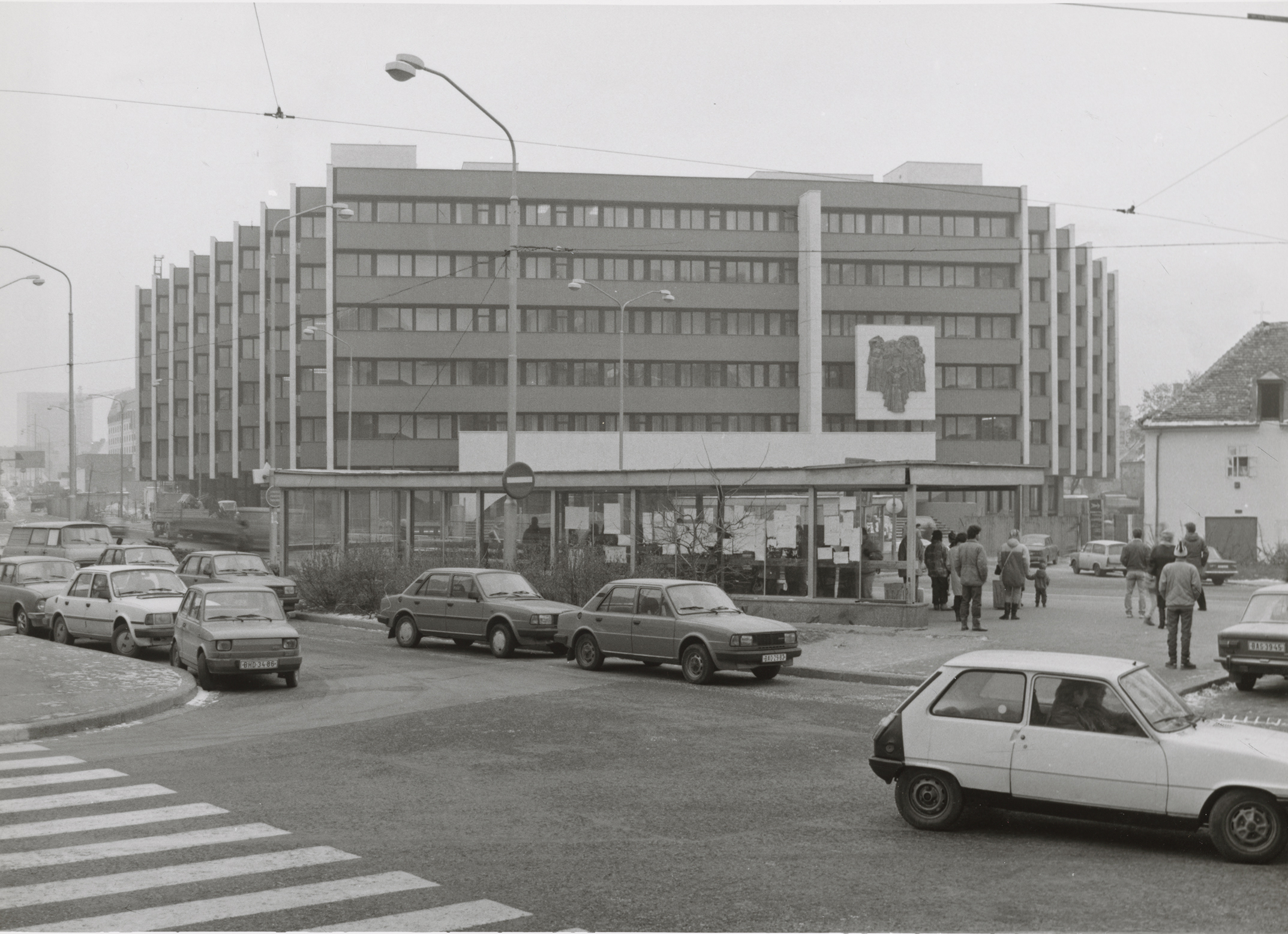 Budova Najvyššieho súdu v Bratislave od architekta Vladimíra Dedečka. Pohľad na fasádu, rok 1991