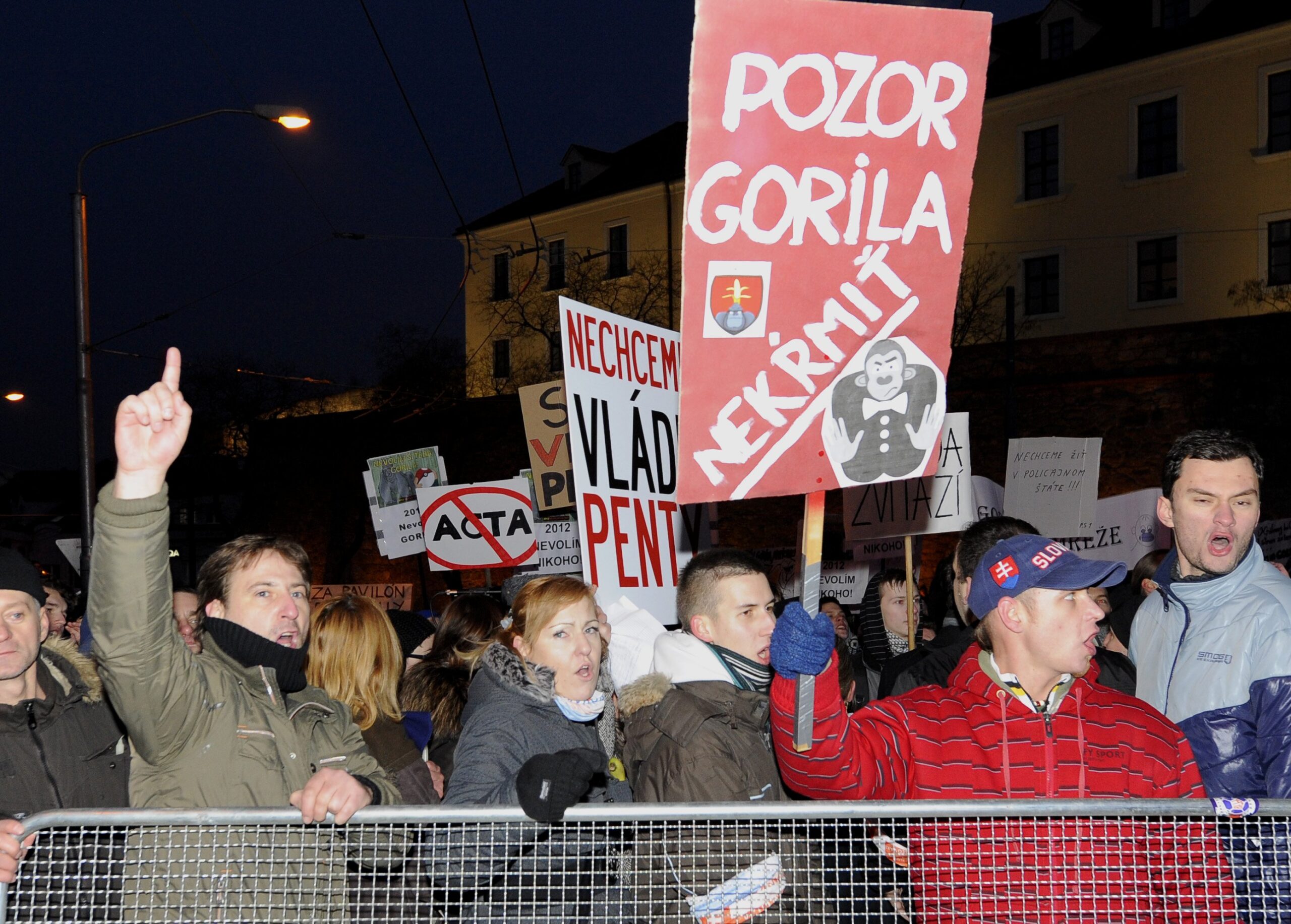 Účastníci protestu Gorila pred Národnou radou SR 27. januára 2012 v Bratislave