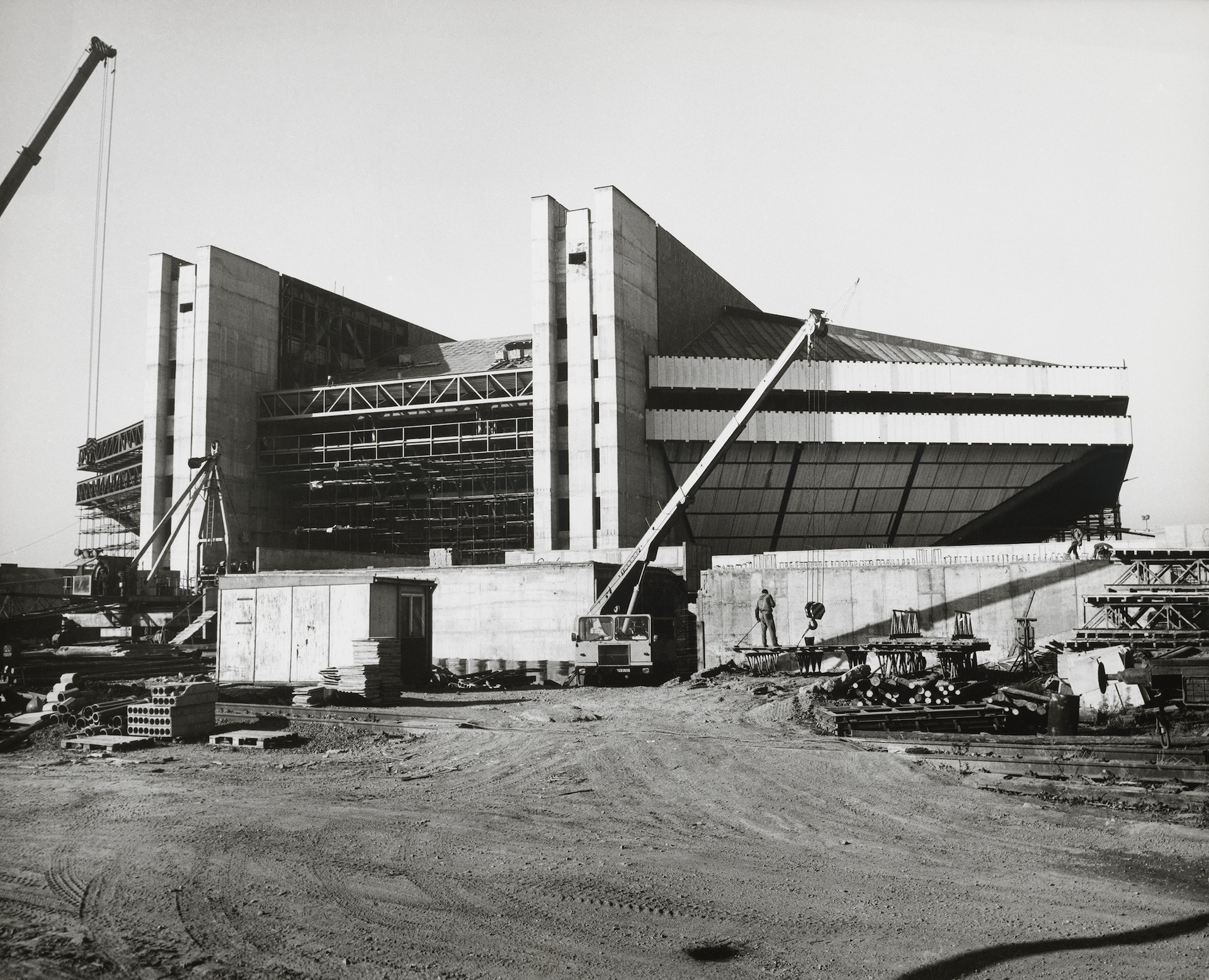 Výstavba viacúčelovej športovej haly v Ostrave – Vítkoviciach od architekta Vladimíra Dedečka. Roky 1976 – 1988. 