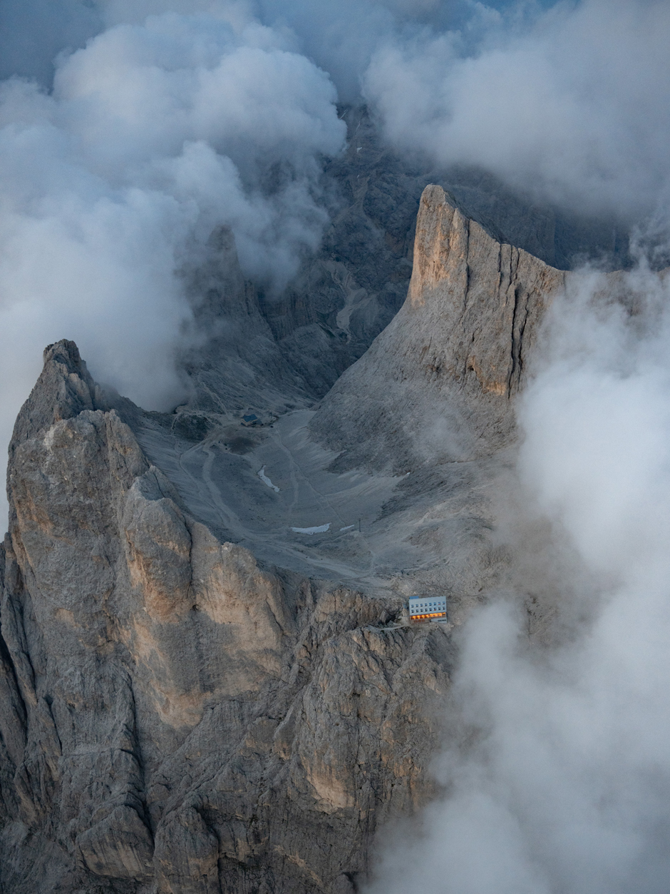 Vyníma sa v rovnomennom priesmyku v talianskych Dolomitoch.