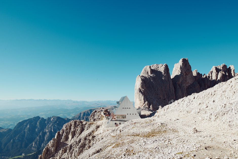 Vyníma sa v rovnomennom priesmyku v talianskych Dolomitoch.