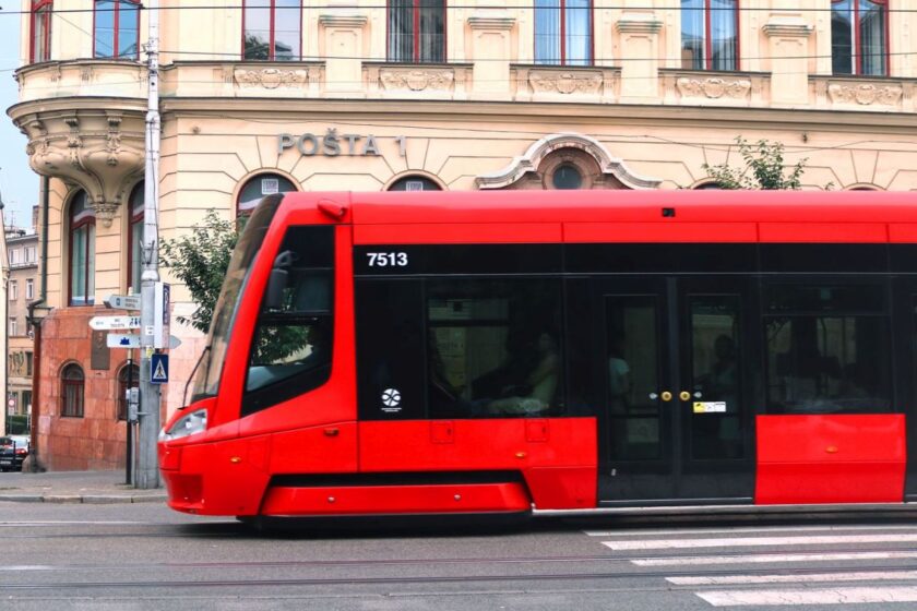 Električková trať by mohla viesť až na letisko. Otázkou bude jej vyťaženosť