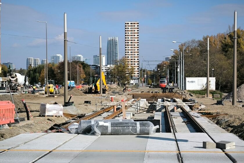 Výhľad zo združeného mosta na Rusovskej ceste na výškovú zástavbu v downtowne.