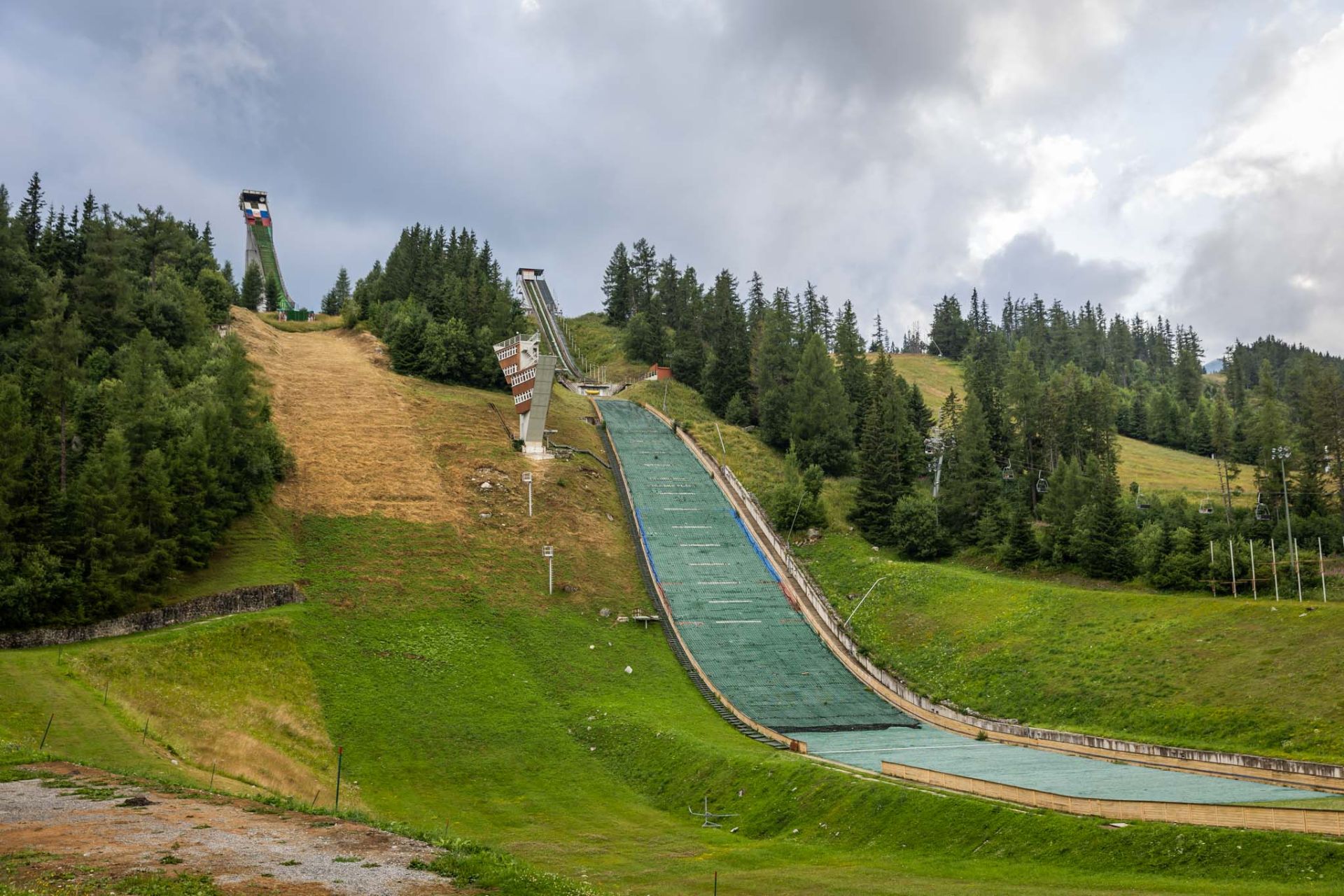 Skokanské mostíky boli symbolom rozvoja, ktoré oblasť zažila vďaka majstrovstvám sveta v lyžovaní v roku 1970. 