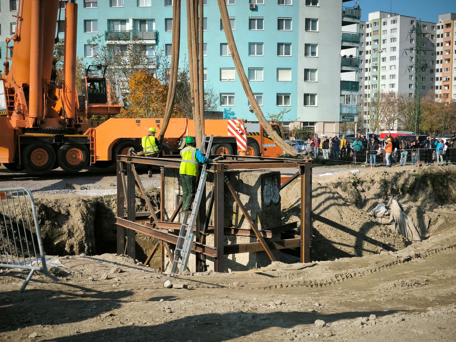 Klietka, kde bola protitanková stena, bola ukotvená lanami na hák, ktorý visel na oceľových lanách.