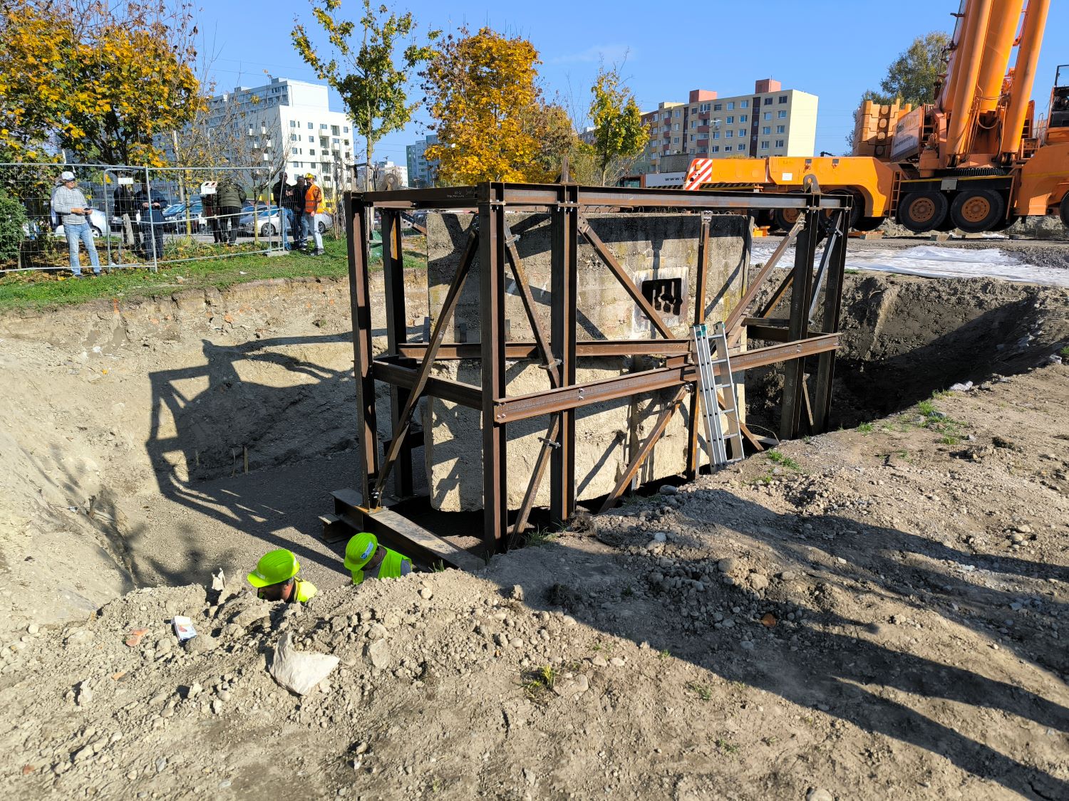 Prenos protitankovej steny z 2. svetovej vojny mimo trasu električky v Petržalke 30. októbra.