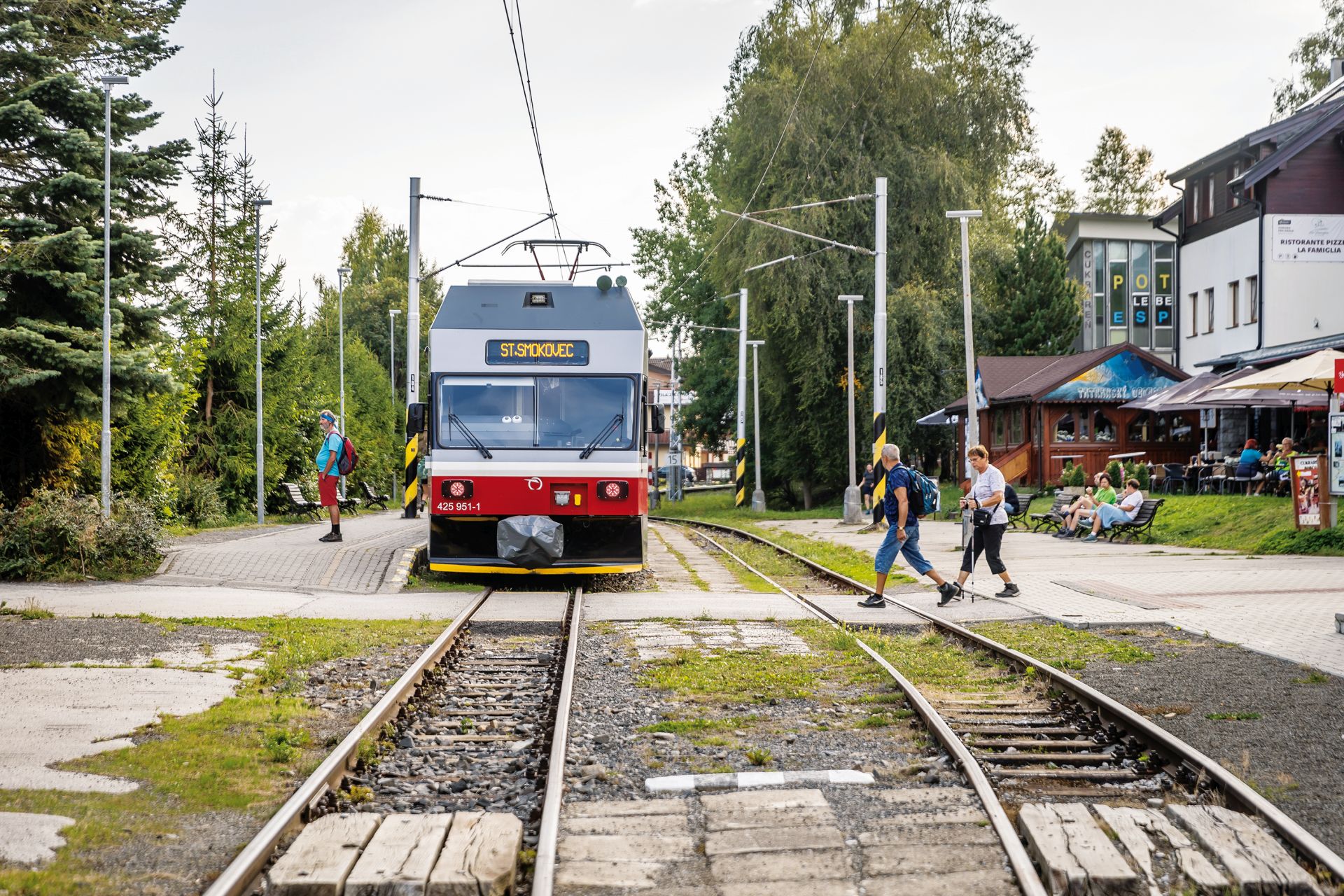 Osada Tatranská Lomnica je obľúbeným miestom návštevníkov Tatier 