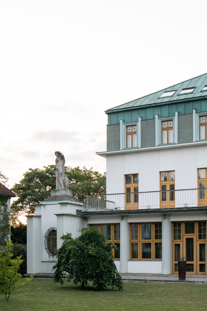 Historická vila, ktorú v rokoch 1910 až 1911 navrhol architekt Ján Kotěra, prešla od svojho vzniku mnohými úpravami.