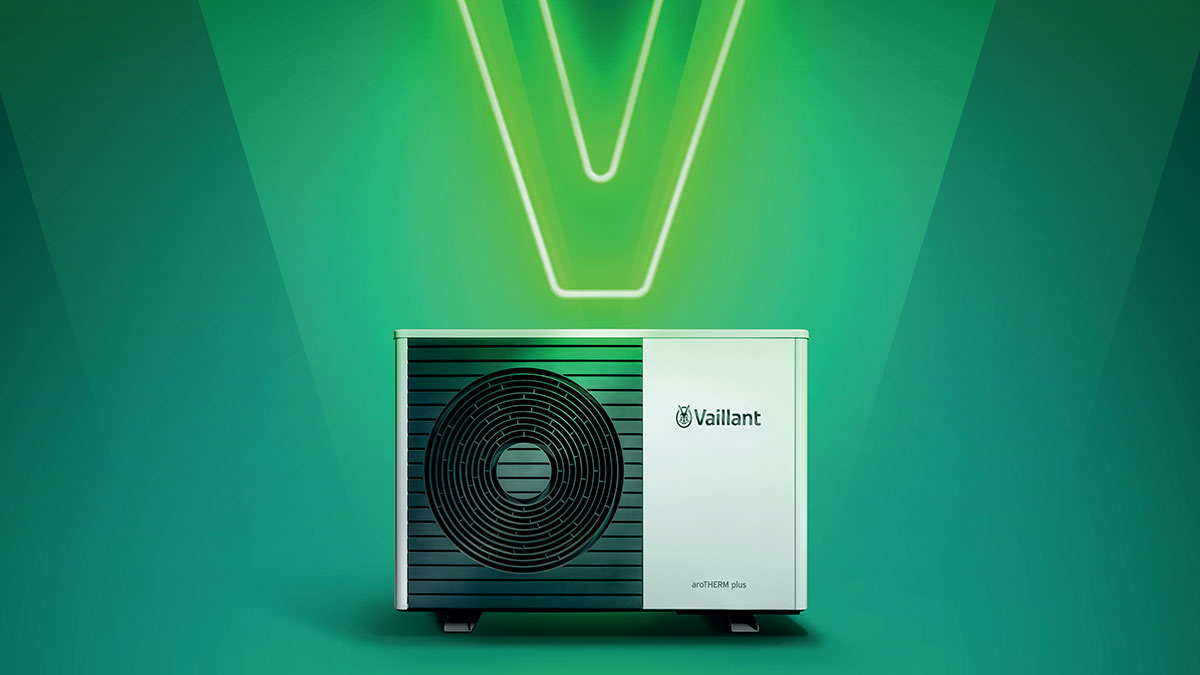 Moderné tepelné čerpadlo Vaillant aroTHERM plus na ekologickom zelenom pozadí s podsvieteným logom.