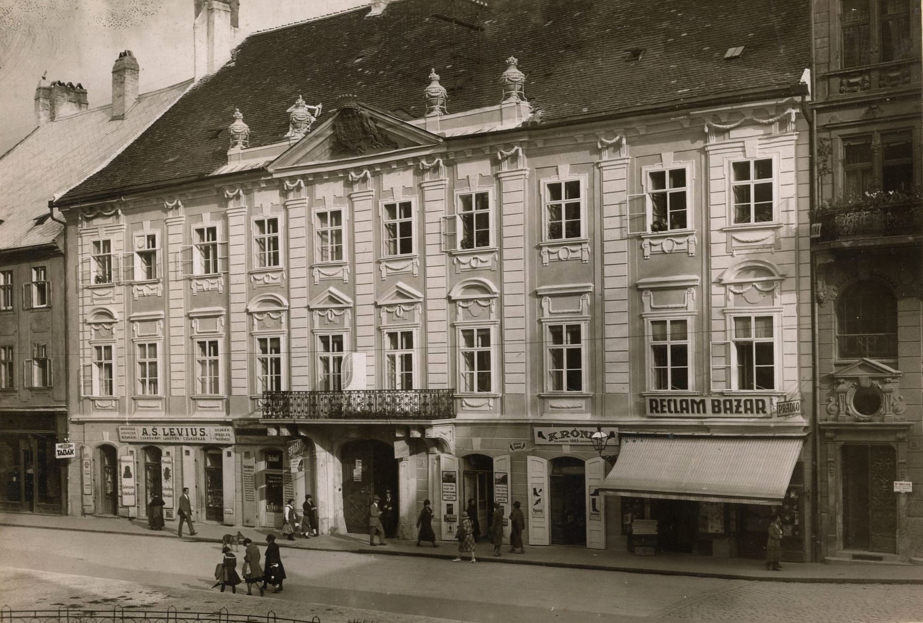 Historická fotografia Csákyho paláca z 20. storočia aj s kamennými vázami na atike