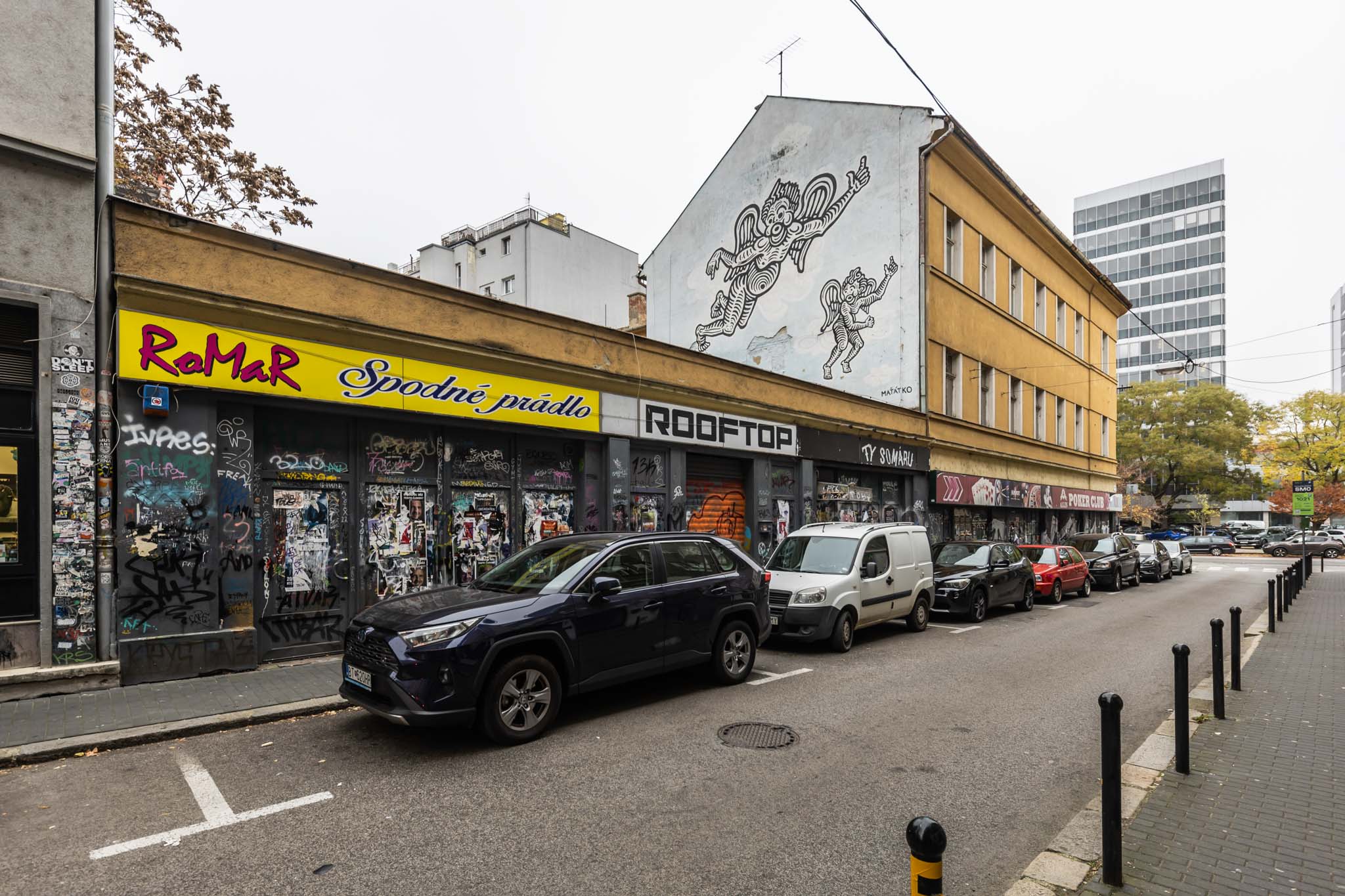 Budova je zo strany Mariánskej ulice (na fotografii), ale aj zo strany Špitálskej ulice výrazne zanedbaná a už niekoľko rokov je posprejovaná grafitmi