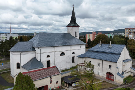 Obnovená strecha kostola v Strážskom po výškových prácach firmy MANKI, zhotovená v historickom prostredí mesta.