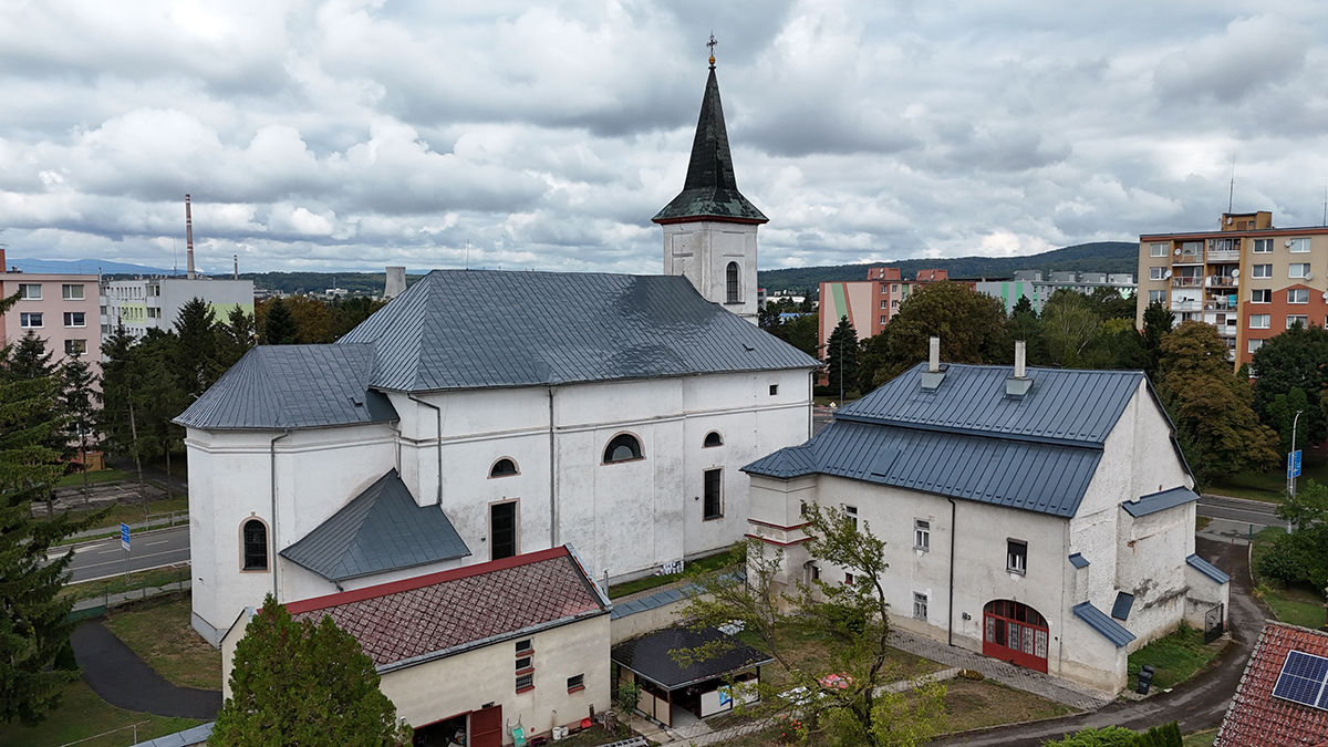 Obnovená strecha kostola v Strážskom po výškových prácach firmy MANKI, zhotovená v historickom prostredí mesta.